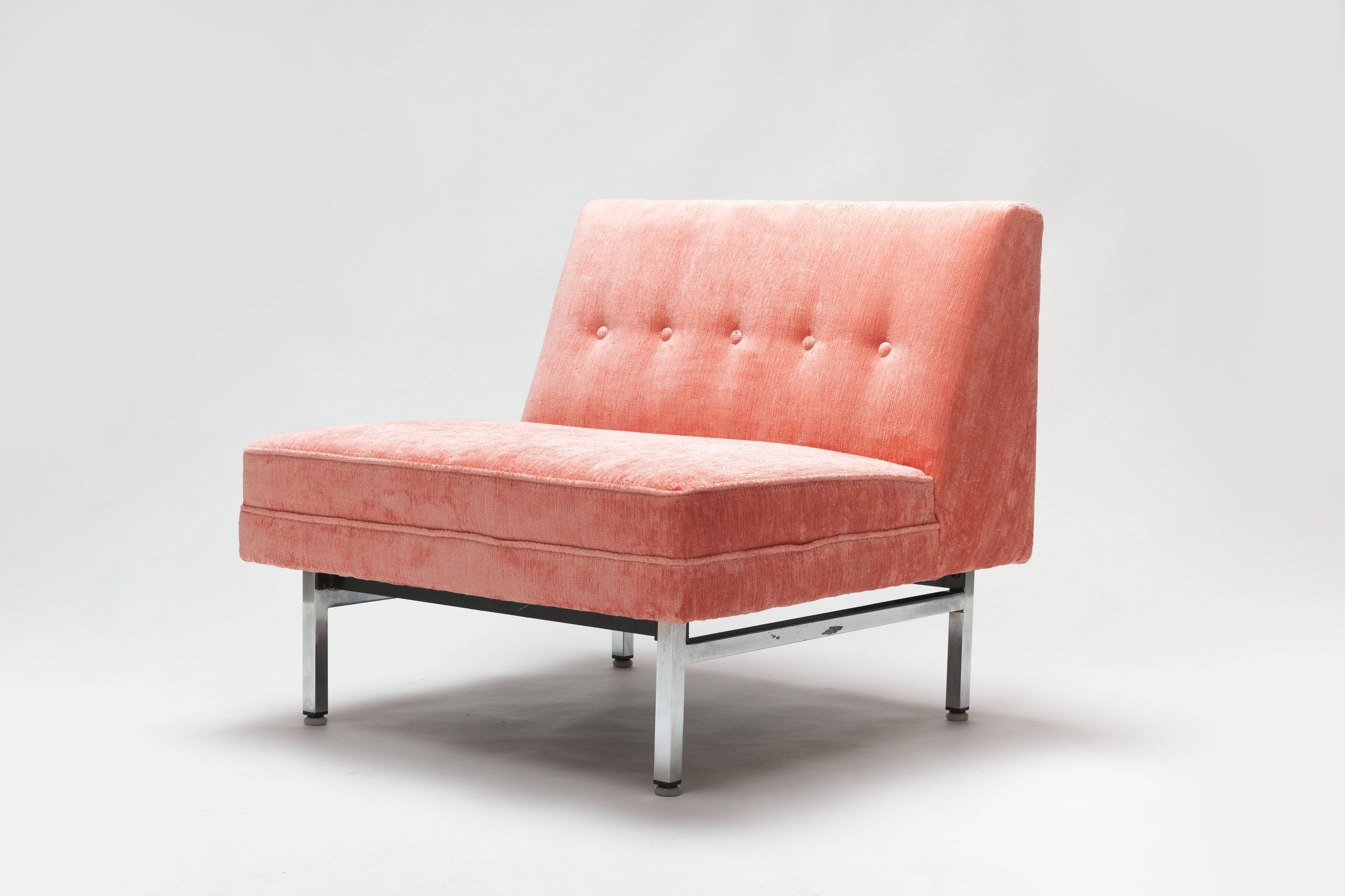1956 modular seating series slipper chair by George Nelson made by Herman Miller. Completely restored in a very beautiful and exclusive (and expensive) French fabric in a very distinct pink color.
The color changes by the way the light catches the