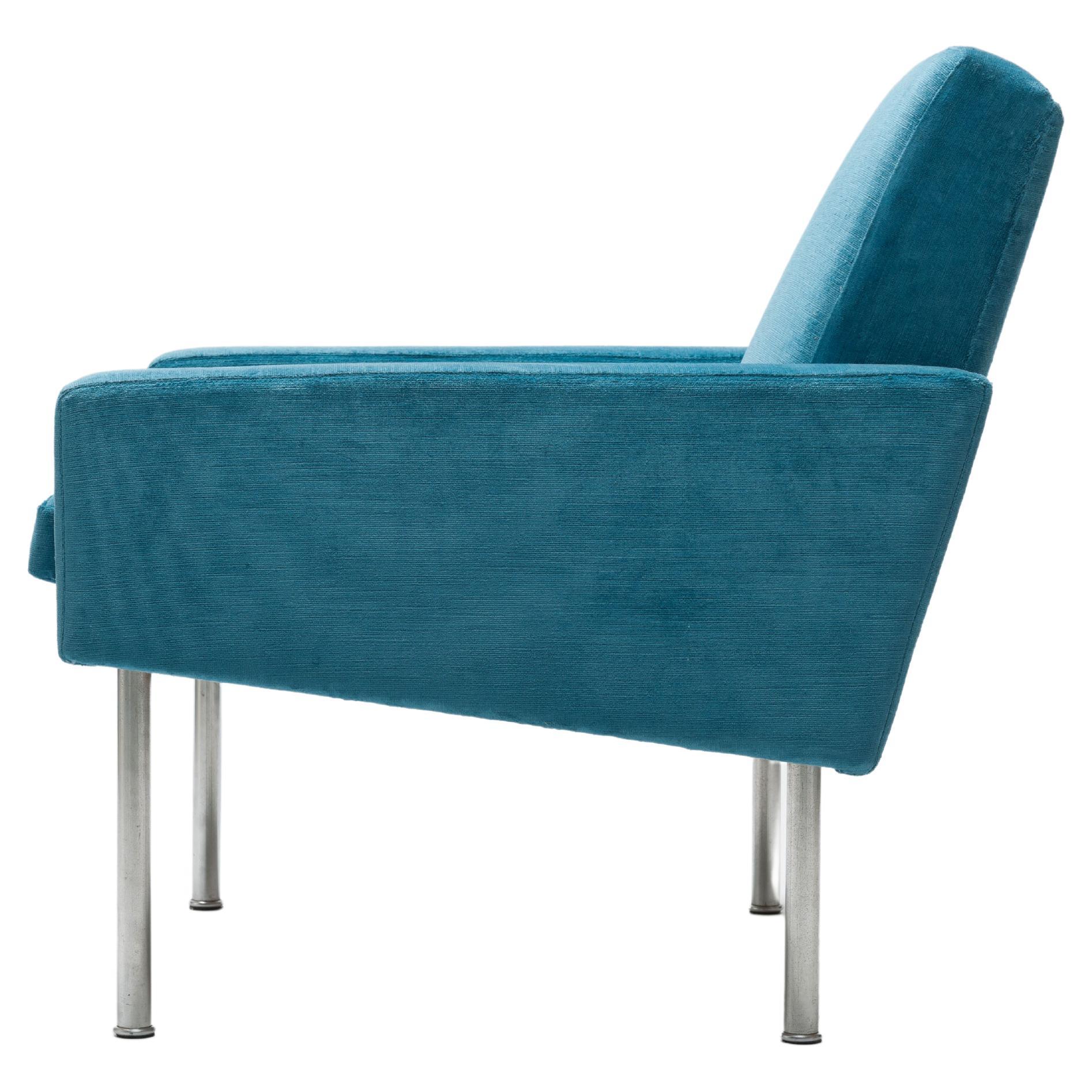 Der Sessel AP34 des dänischen Designers Hans Wegner wurde 1957 als Teil einer Serie entworfen, zu der auch ein 2-, 3- und 4-sitziges Sofa gehörte. 
Das Gestell des Stuhls ist vollständig gepolstert und wird mit einem losen Sitzkissen und Beinen aus