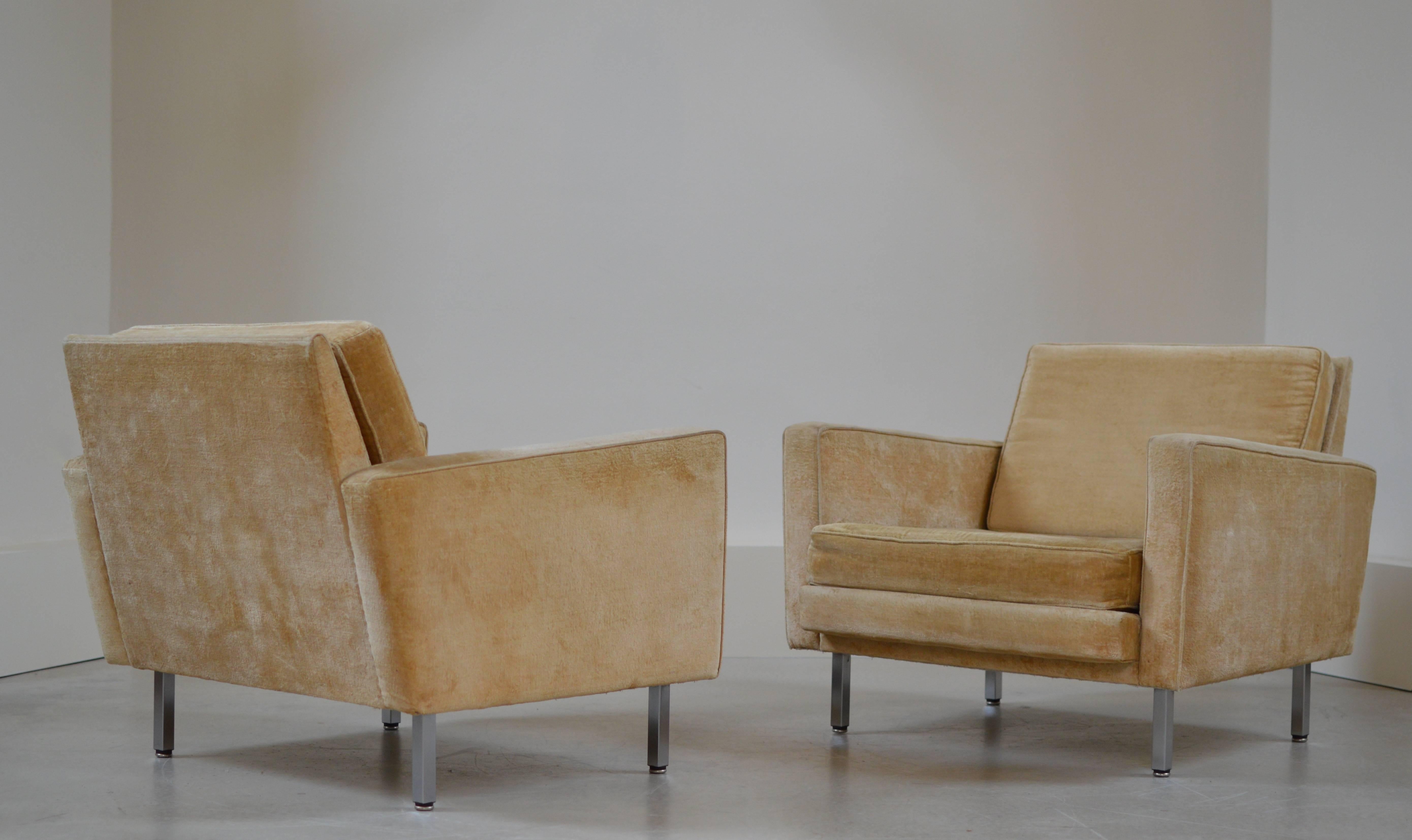 Pair of model 'Loose Cushion' arm chairs / model N° 5681 by George Nelson, originally drawn in 1955 and produced by Herman Miller from 1956 to 1967 executed with square legs. 

