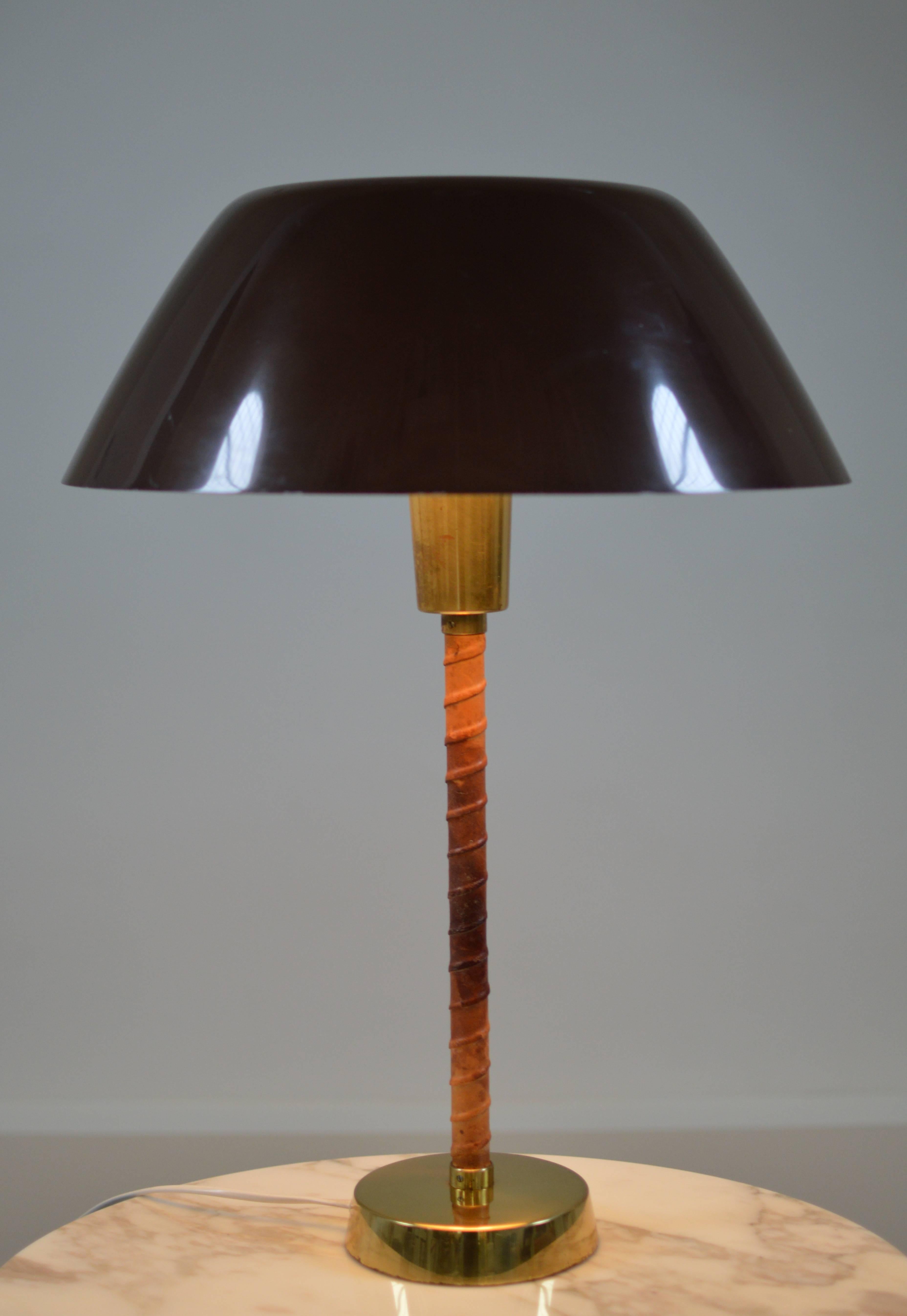 Beautiful table lamp by Finnish designer Lisa Johansson-Pape for Stockmann Orno Finland. 
Leather covered heavy solid brass stem with acrylic diffuser and dark brown lacquered steel shade. 

Lisa Johansson-Pape's career began at Stockmann Orno in