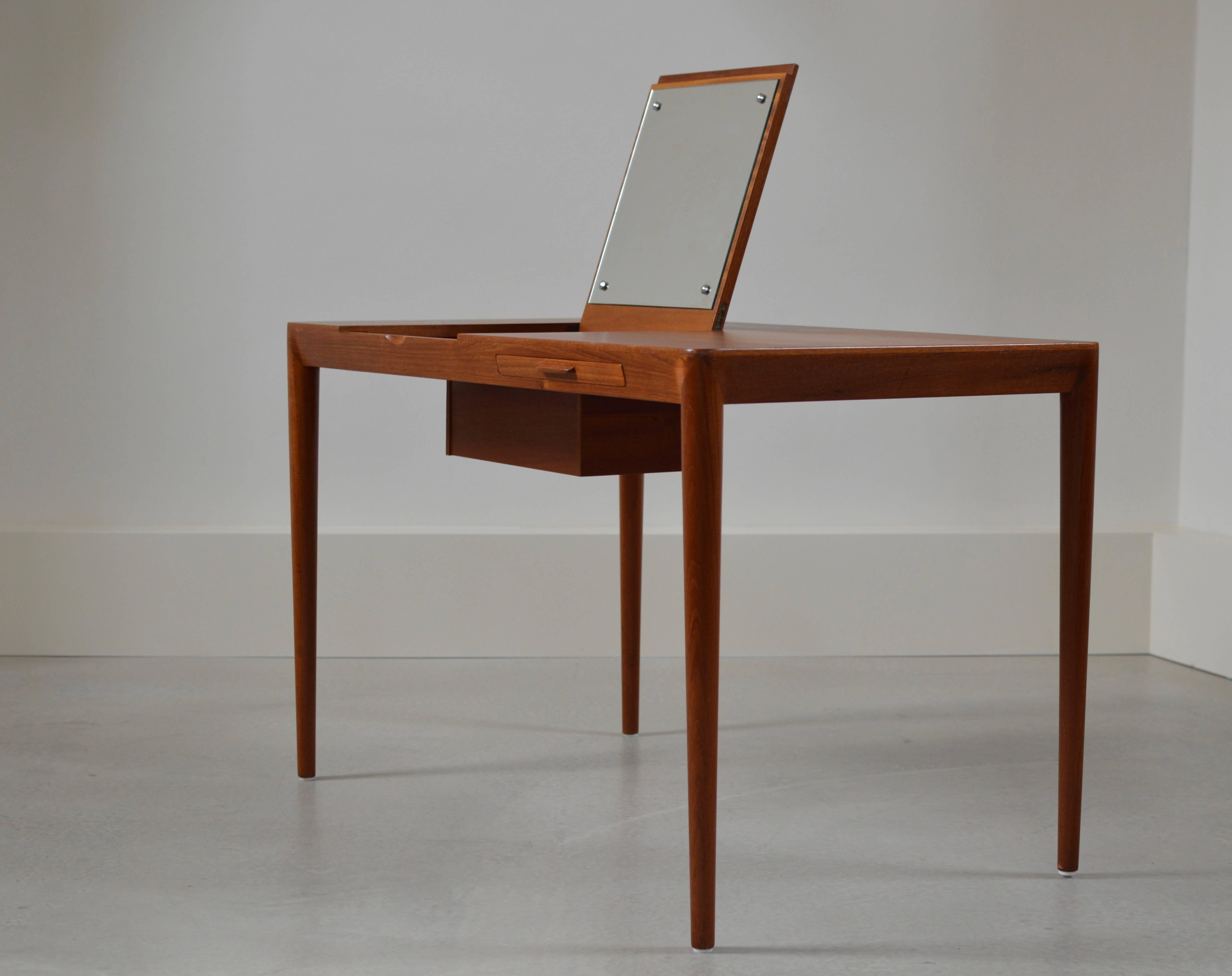 Exquisitely crafted teak 1950s vanity desk with hidden mirror and recessed compartment and one fine drawer with birch interior at the front.

Severin Hansen Jr. designed a series of tables for 'Haslev, all characterized by the wonderful pointed