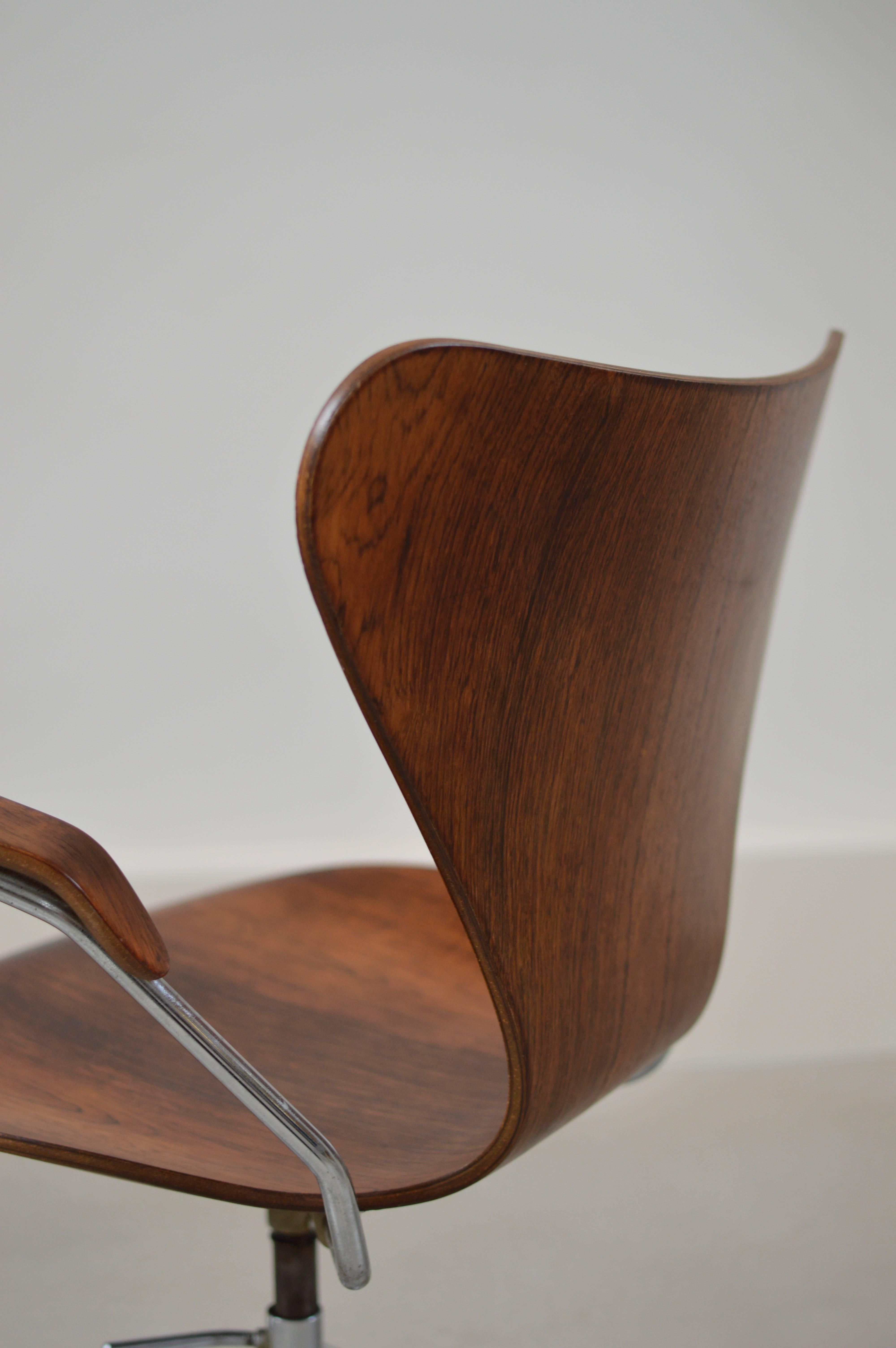 Scandinavian Modern Rare Arne Jacobsen Rosewood Swivel Desk Chair with Arms