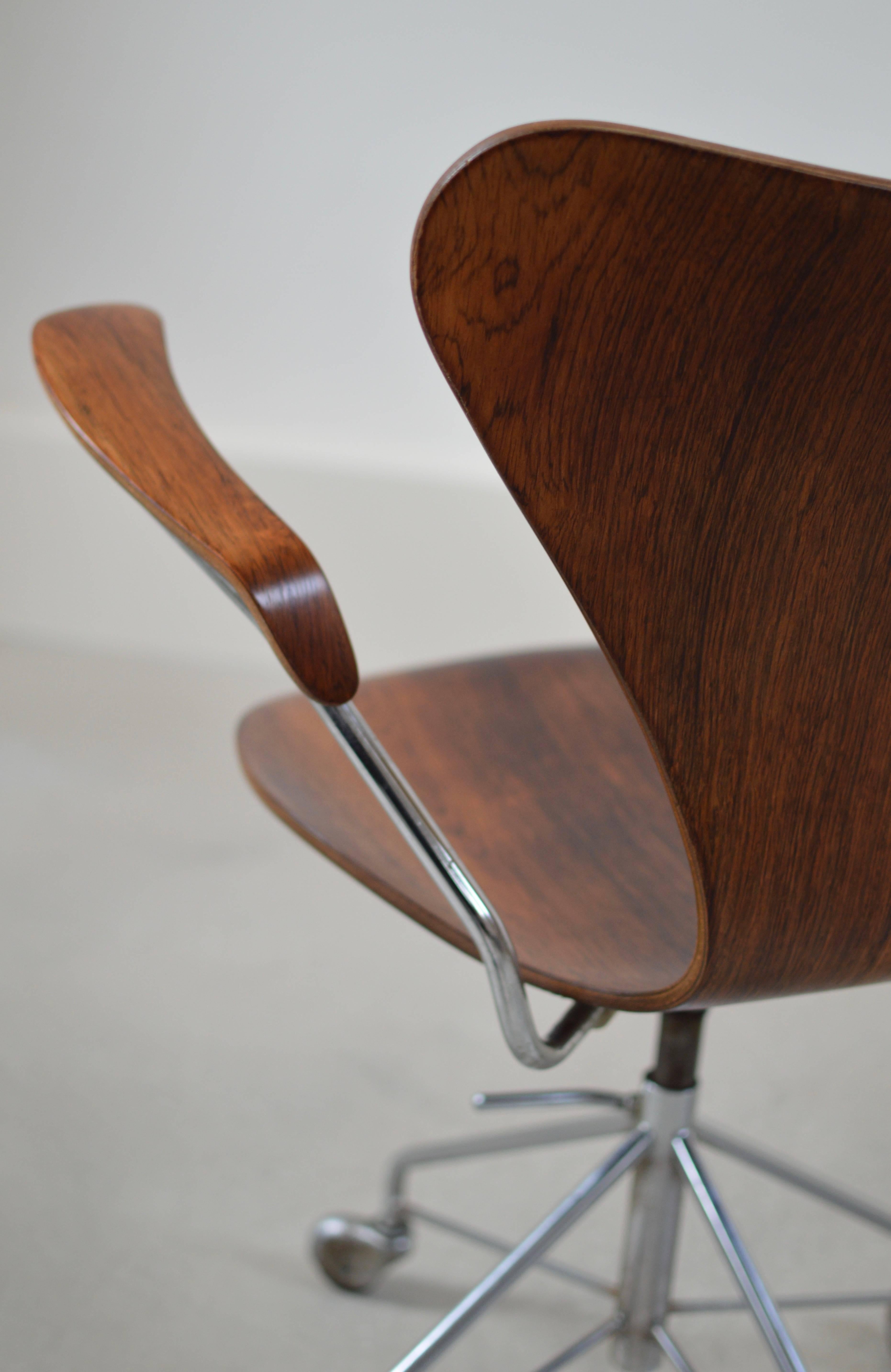 Rare Arne Jacobsen Rosewood Swivel Desk Chair with Arms In Good Condition In Utrecht, NL