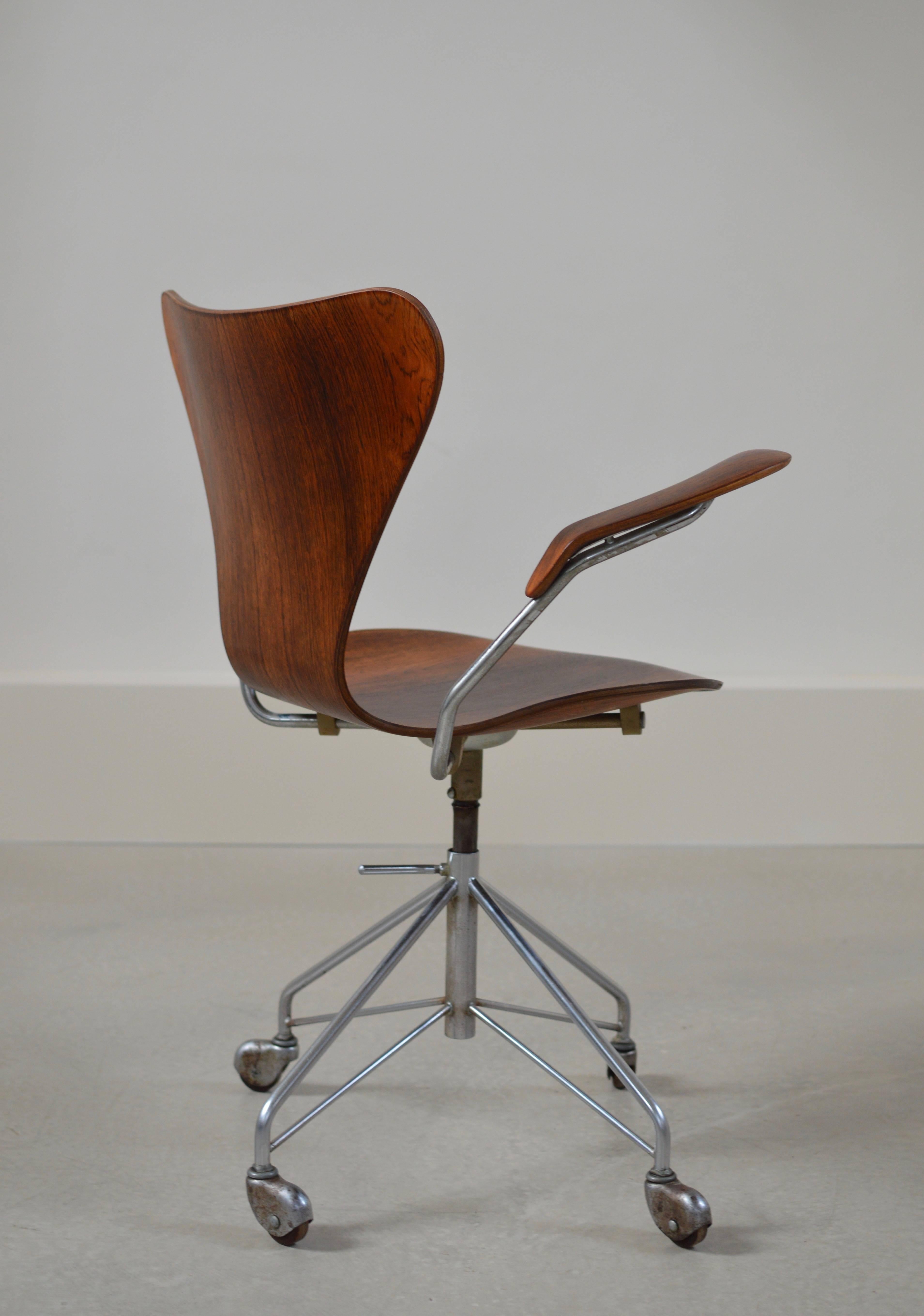 Mid-20th Century Rare Arne Jacobsen Rosewood Swivel Desk Chair with Arms