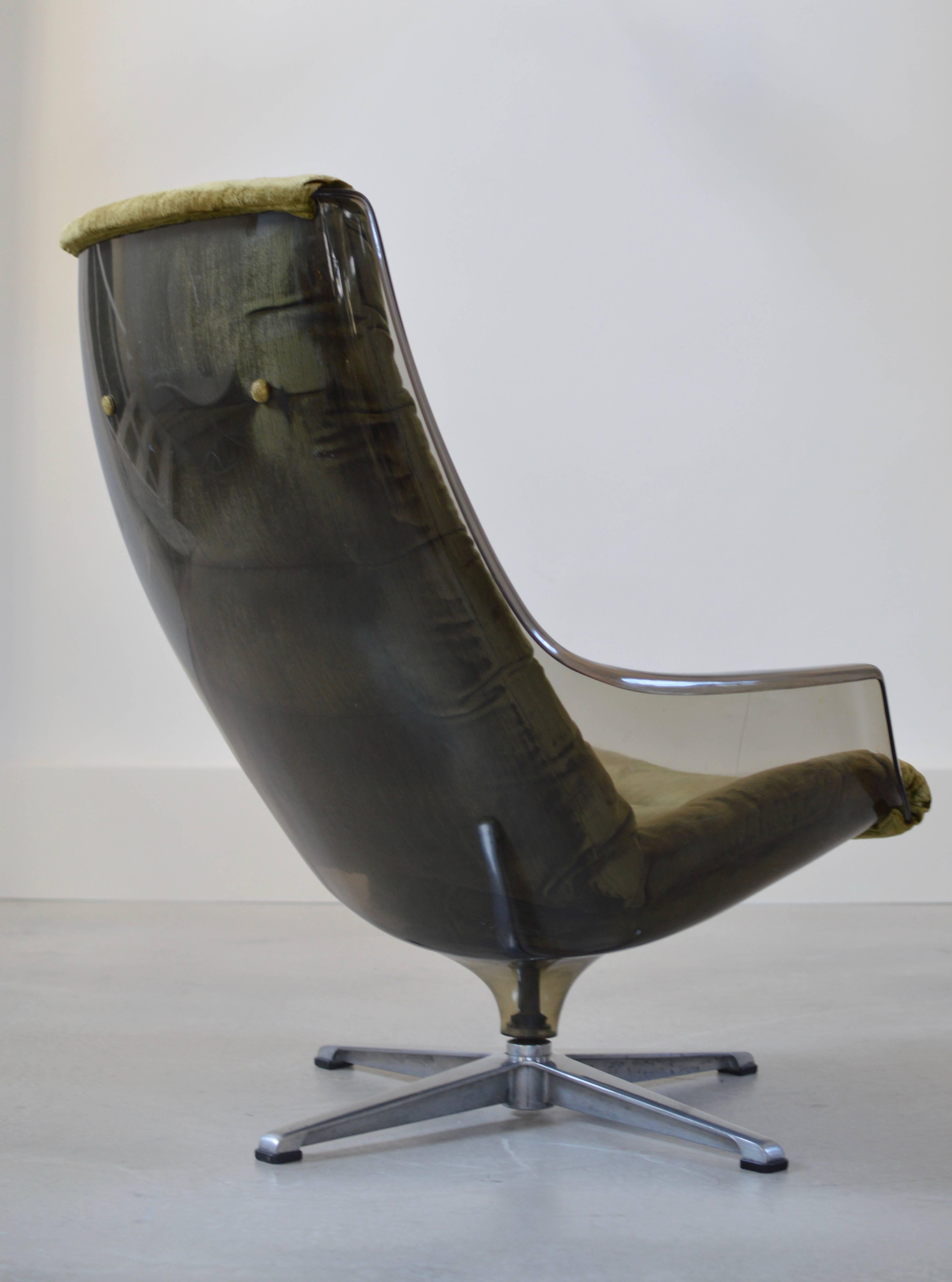 Galaxy chair (or 'Form 8′) by Swedish designers Alf Svensson & Yngmar Sandstön for DUX, Sweden, 1970s. 
Swivel chair on four star base, polyester shell with upholstered interior of green velours.