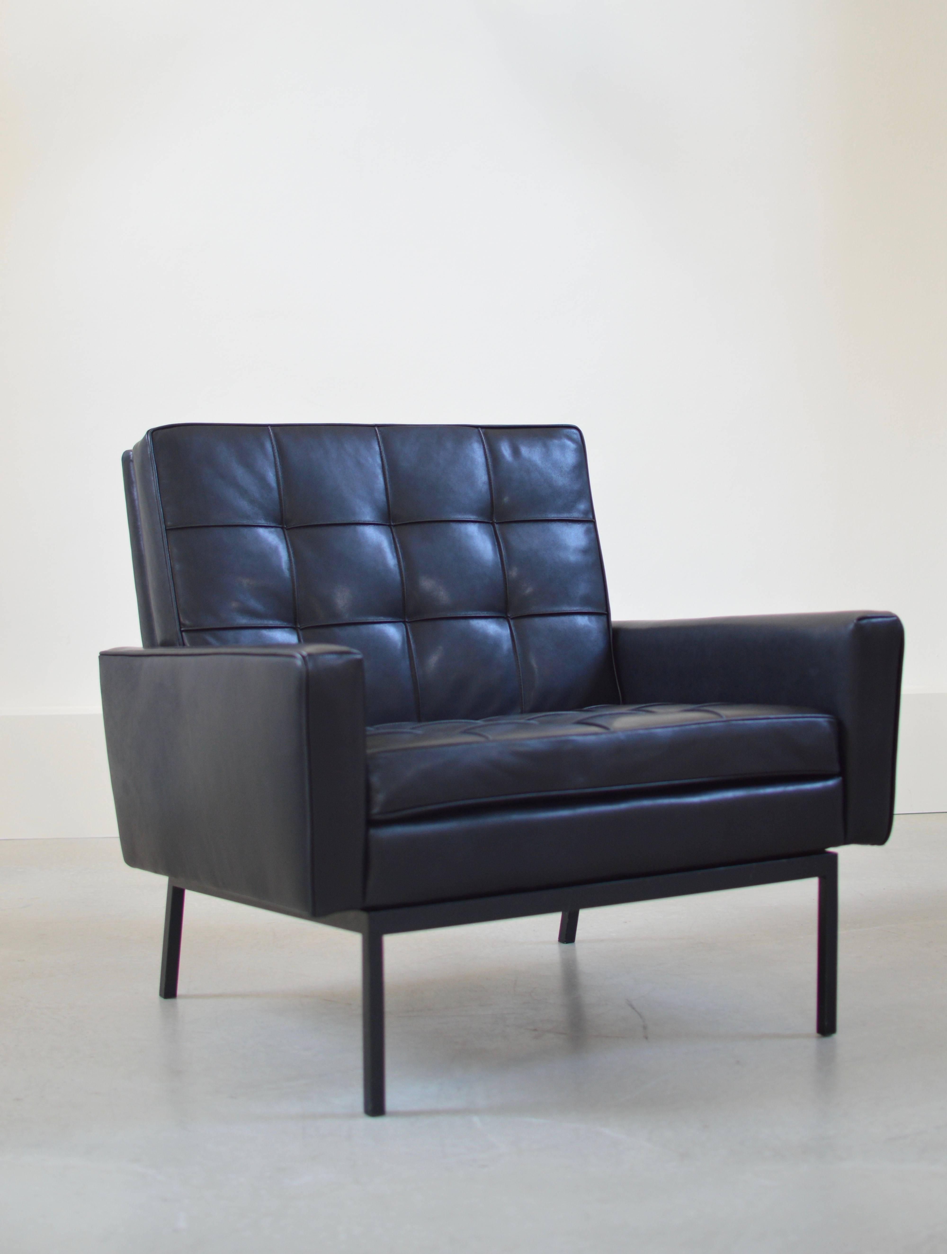 Pair of Florence Knoll Leather model 65A Arm Chairs  In Excellent Condition In Utrecht, NL