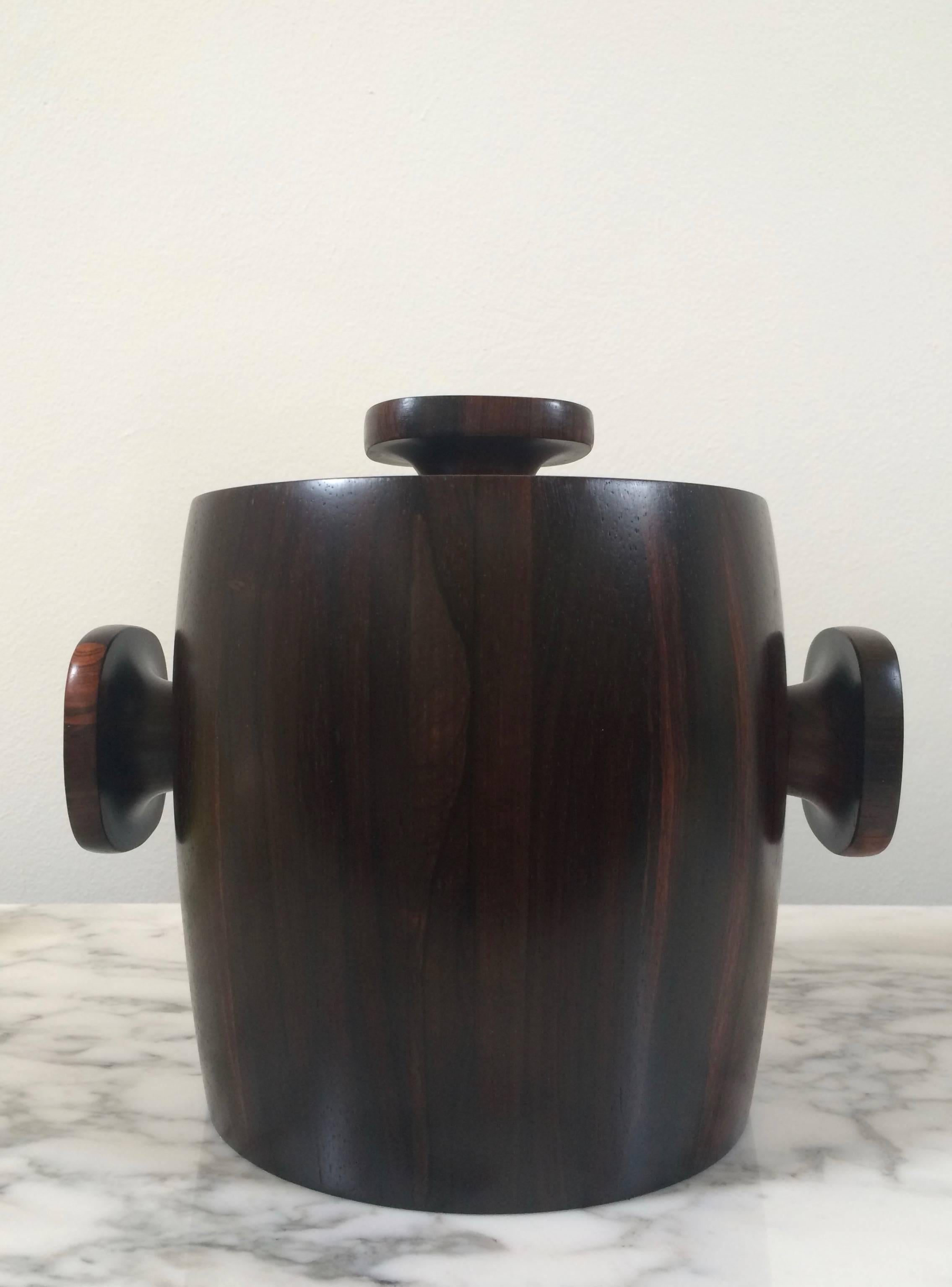 Collectable solid jacaranda wood ice bucket with distinguished large oversized handles, designed by Jean Gillon for the Brazilian company Italma Wood Art in the 1960s in magnificent condition.