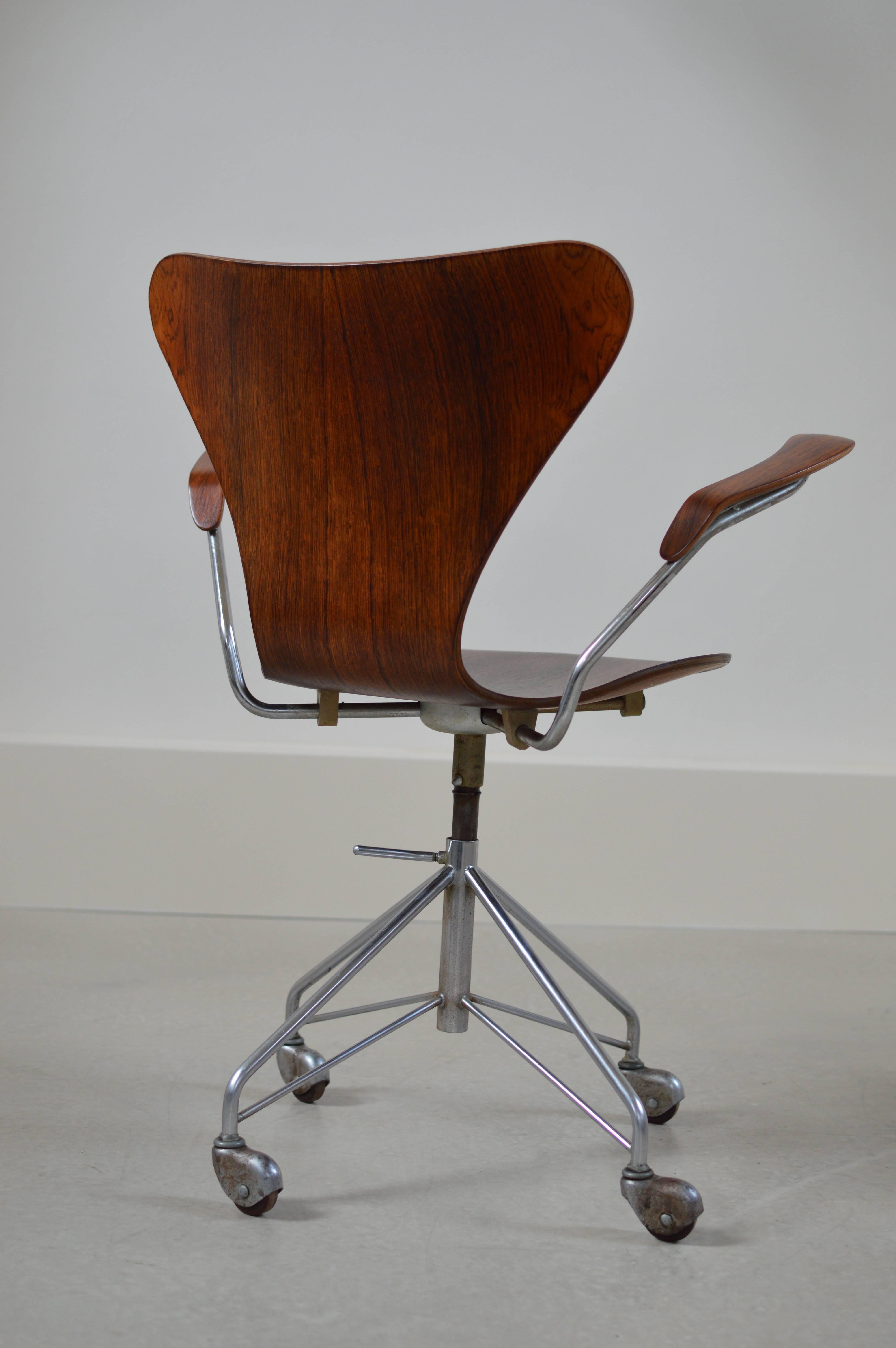 Rare Rosewood Earliest Edition Arne Jacobsen Swivel Desk Chair In Good Condition In Utrecht, NL