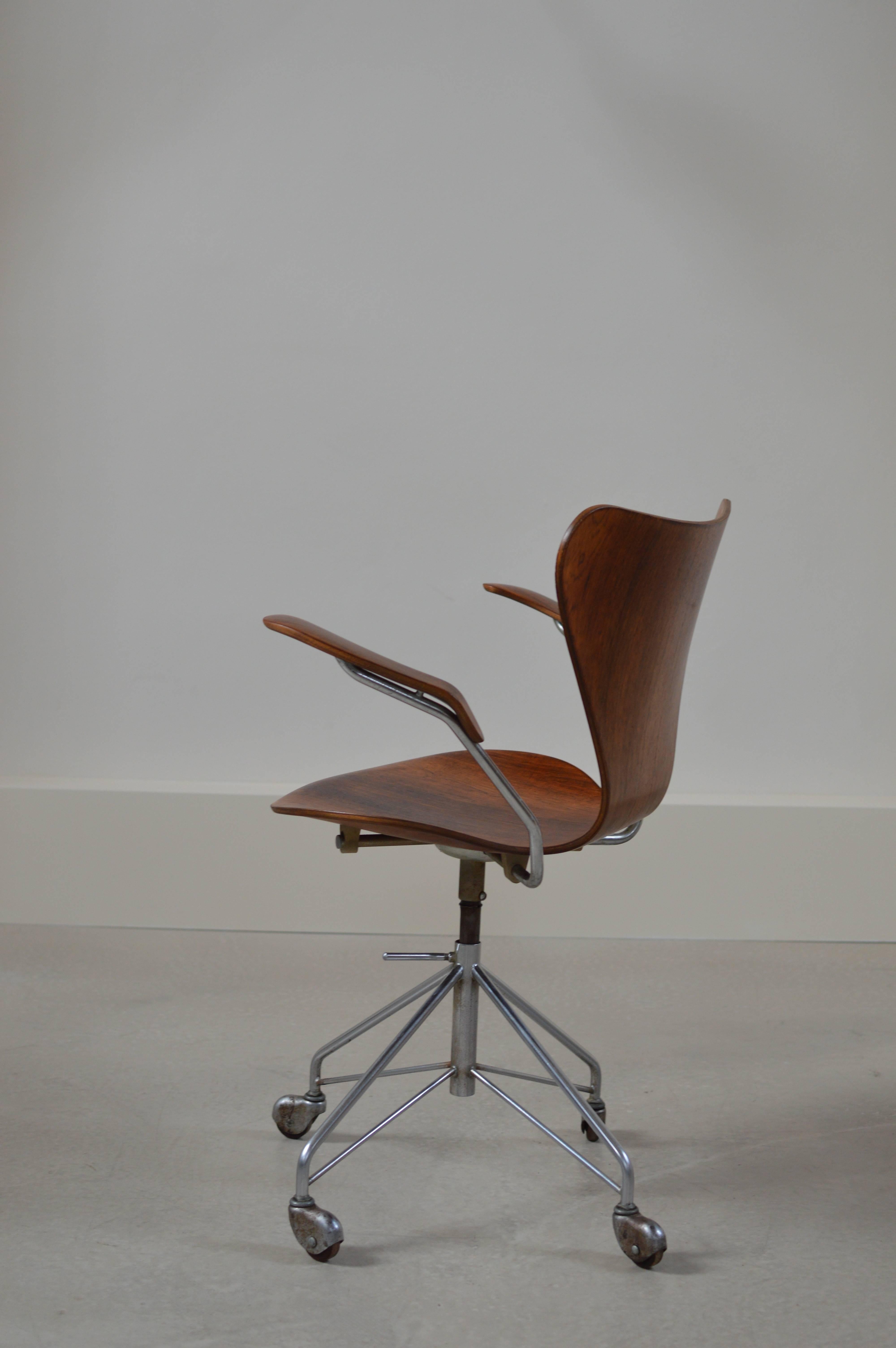Danish Rare Rosewood Earliest Edition Arne Jacobsen Swivel Desk Chair