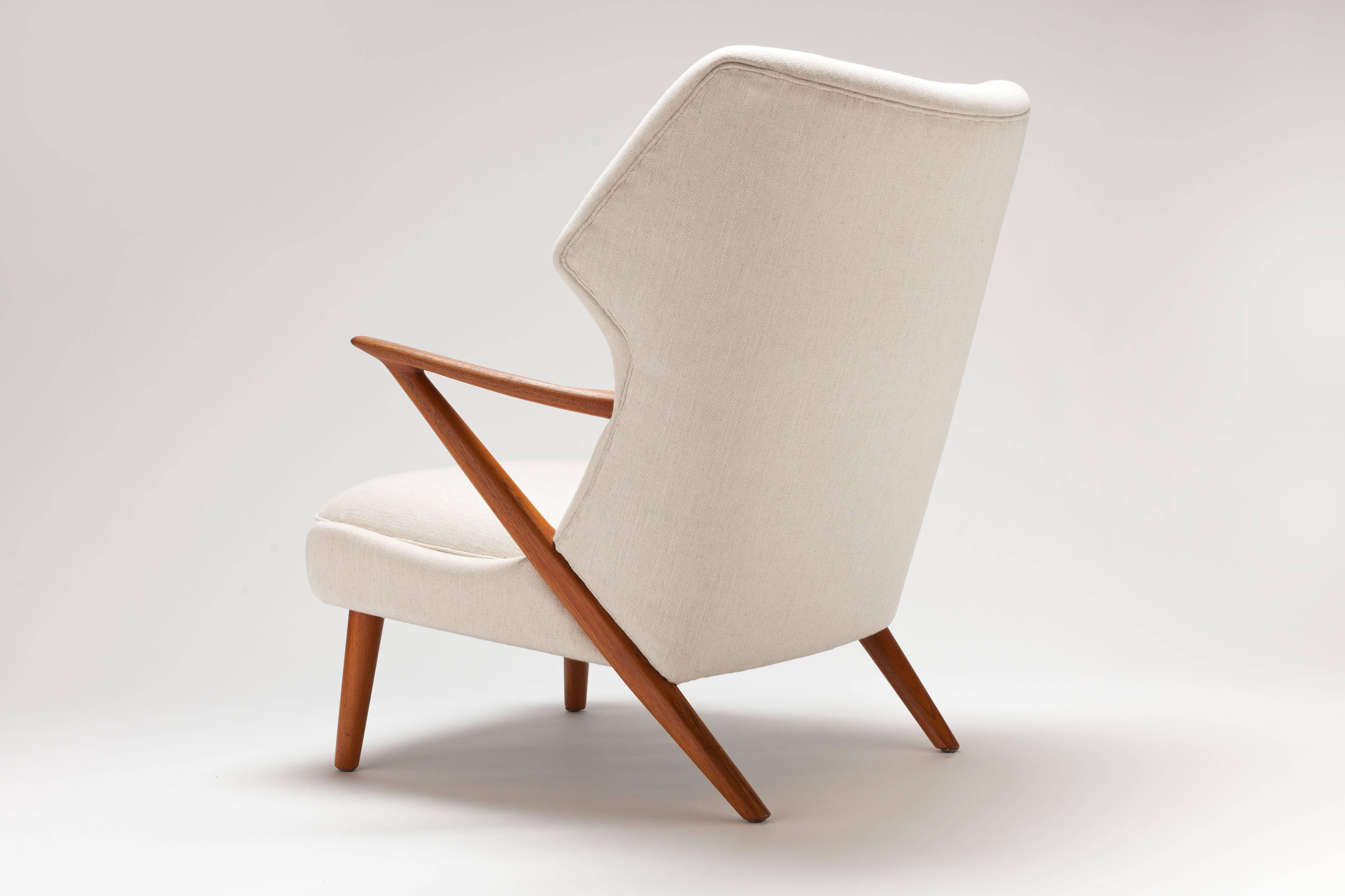 Beautiful lounge chair by Danish designer Kurt Olsen, designed in 1955 and crafted by Slagelse Mobelvaerk Denmark.
This extremely comfortable tall lounge chair with a solid teak wood frame dates from the late 1950s and is fully restored with