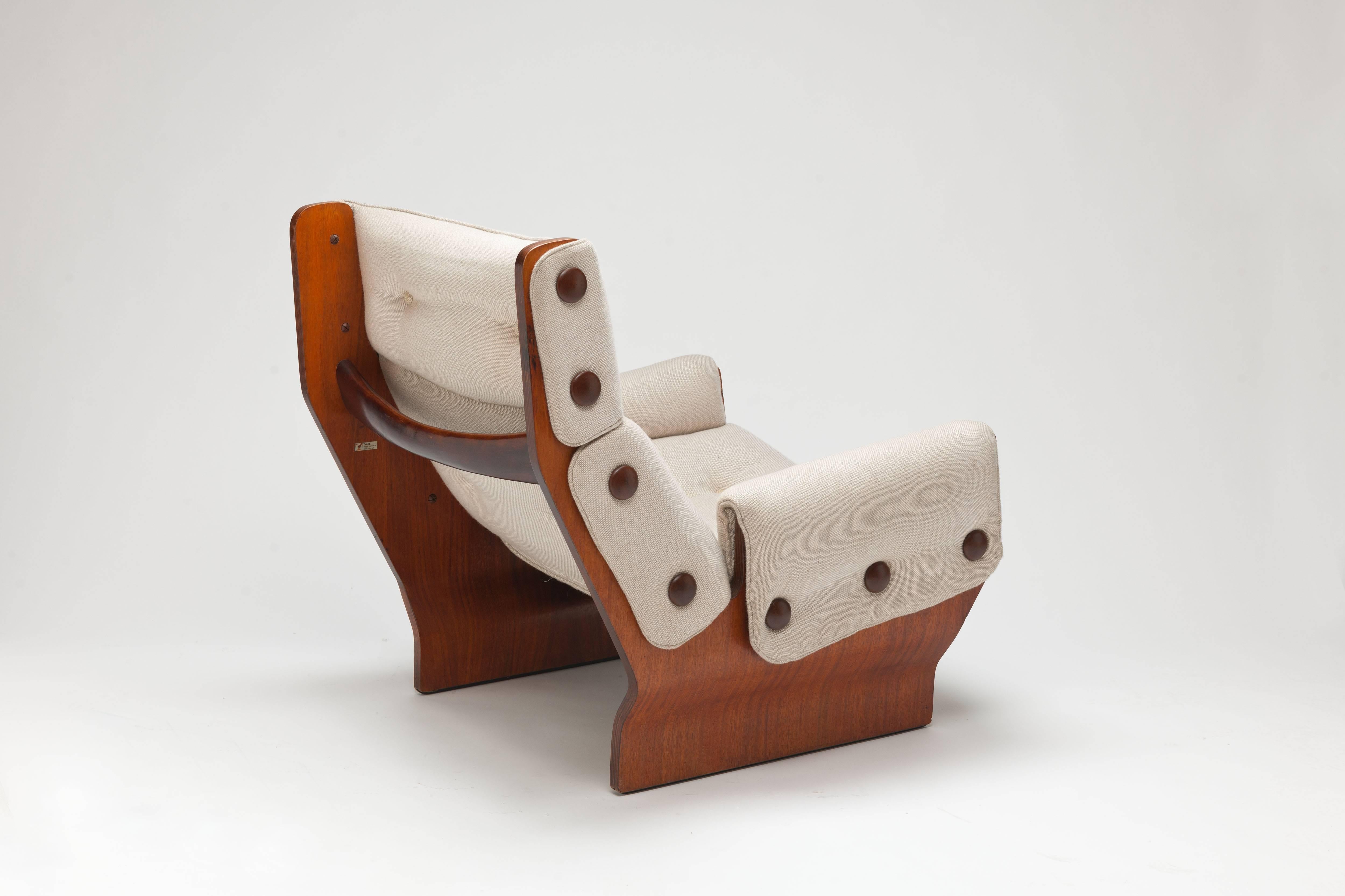 All original P110 / 'Canada' lounge chair by Osvaldo Borsani for Tecno, Italy. Executed in rosewood with original 'Hallingdal' fabric upholstery, a design from the1960s by Danish designer Nanna Ditzel.

Borsani designed this wide and comfy lounge