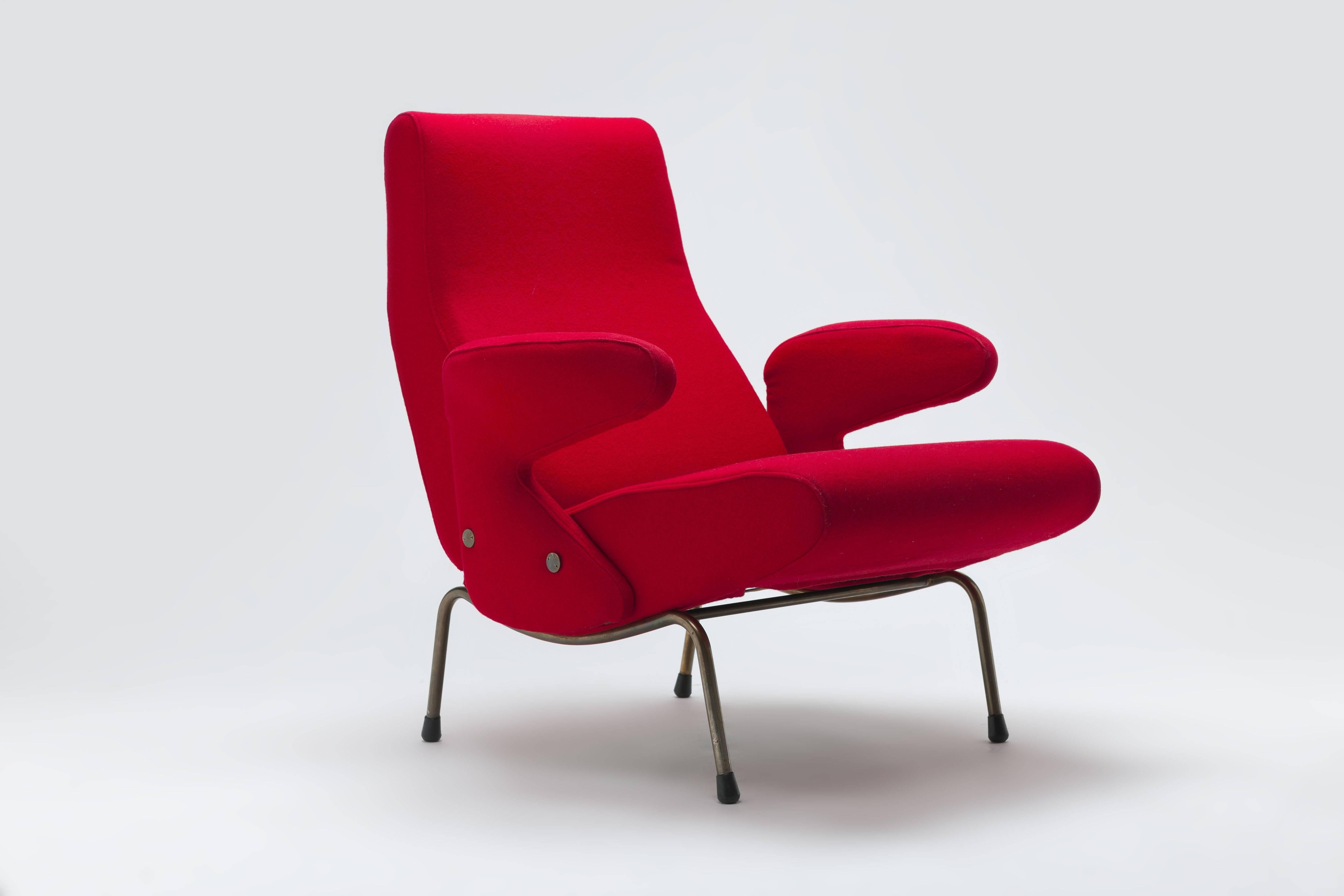 Striking Delfino (Dolphin) lounge chair with remarkable yet comfy armrests designed in 1954 by Italian artist, sculptor and designer Erberto Carboni (1899-1984) for Arflex, Italy. 
This chair dates from the early production period, executed with