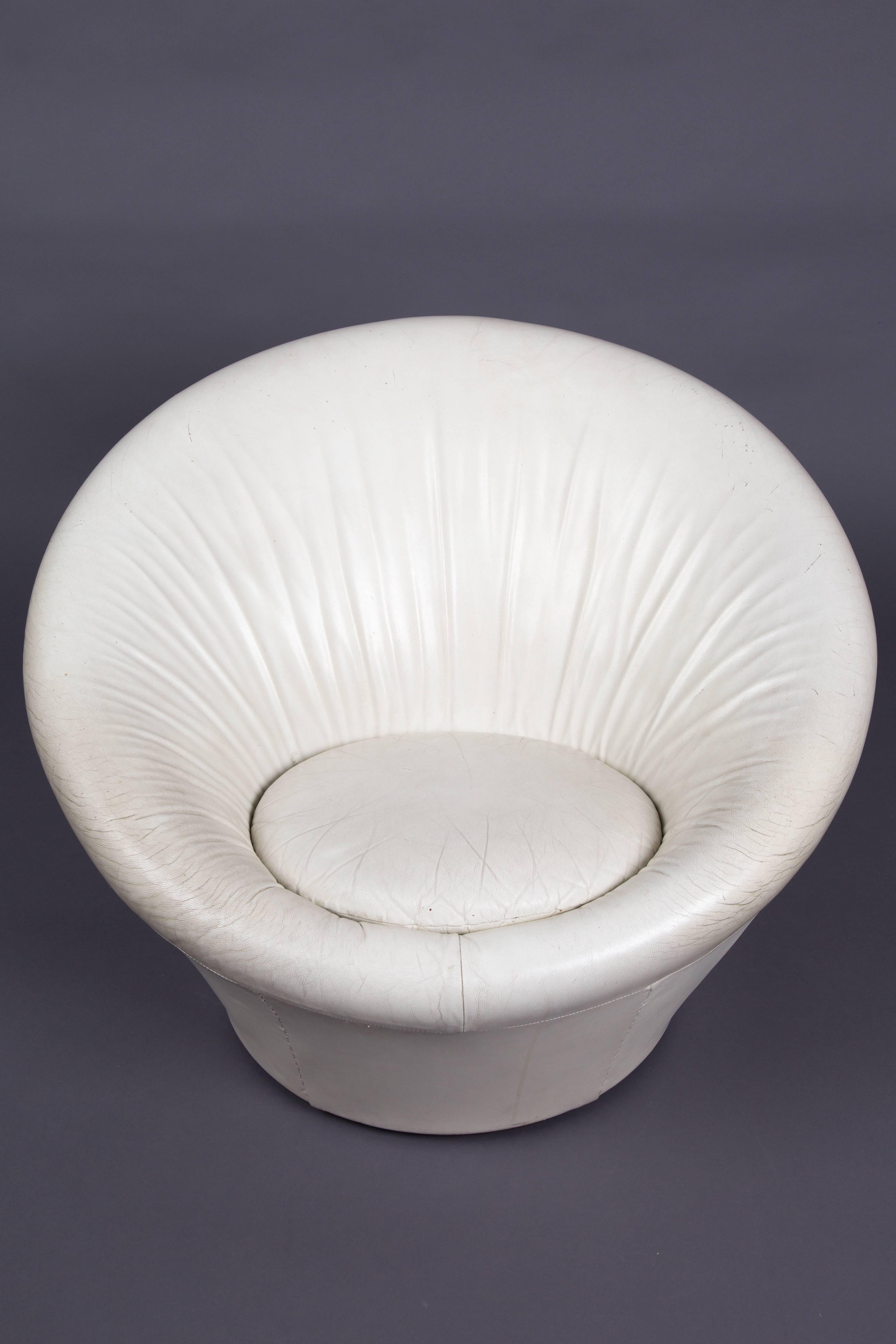 White mushroom with a footstool. Designed in 1960 by Pierre Paulin for Artifort. Fanatastic vintage look, patined in the leather.