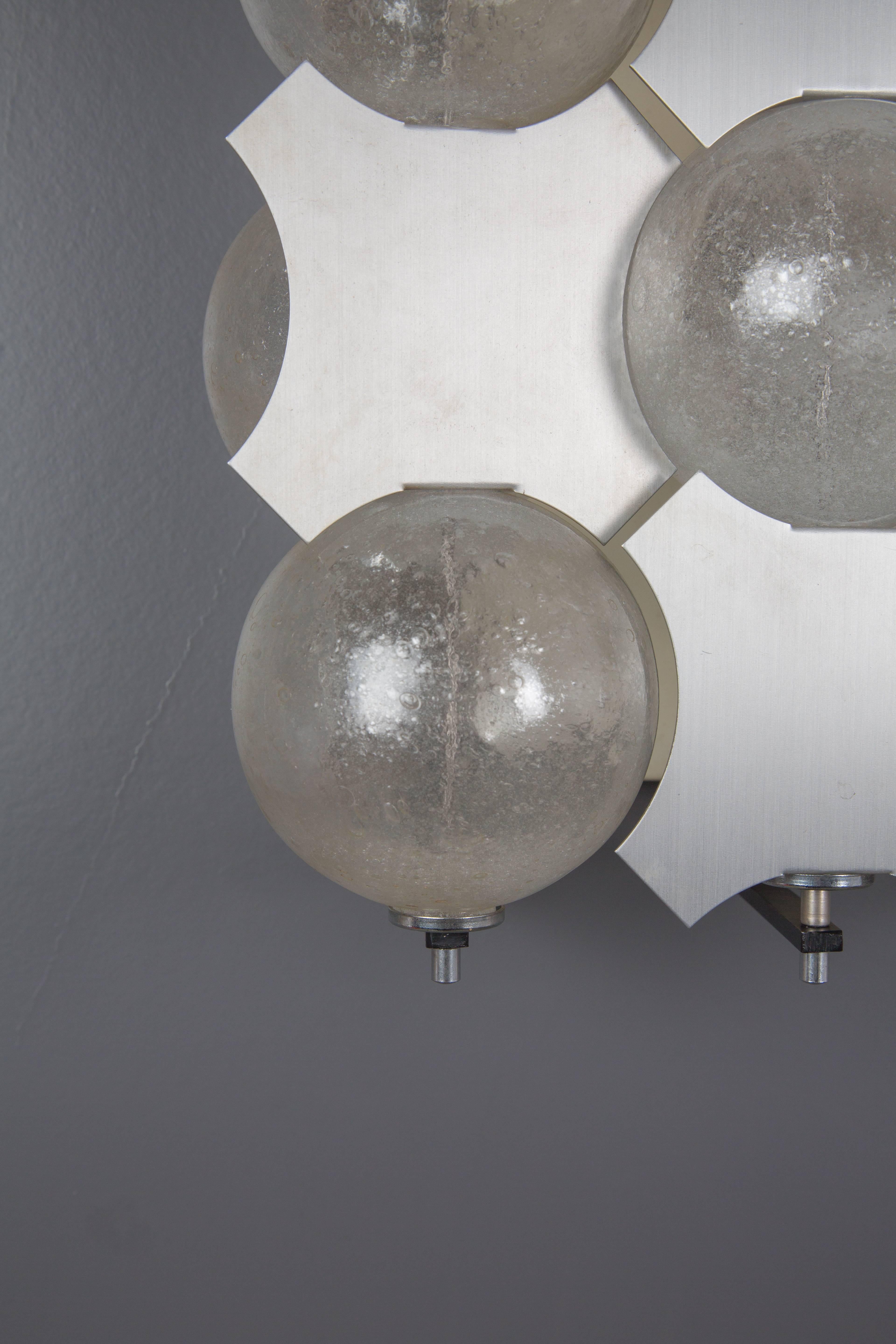 Wall lamp of Dutch RAAK AMSTERDAM with glass balls. Fiësta model C1645. In Good Condition For Sale In LA Arnhem, NL