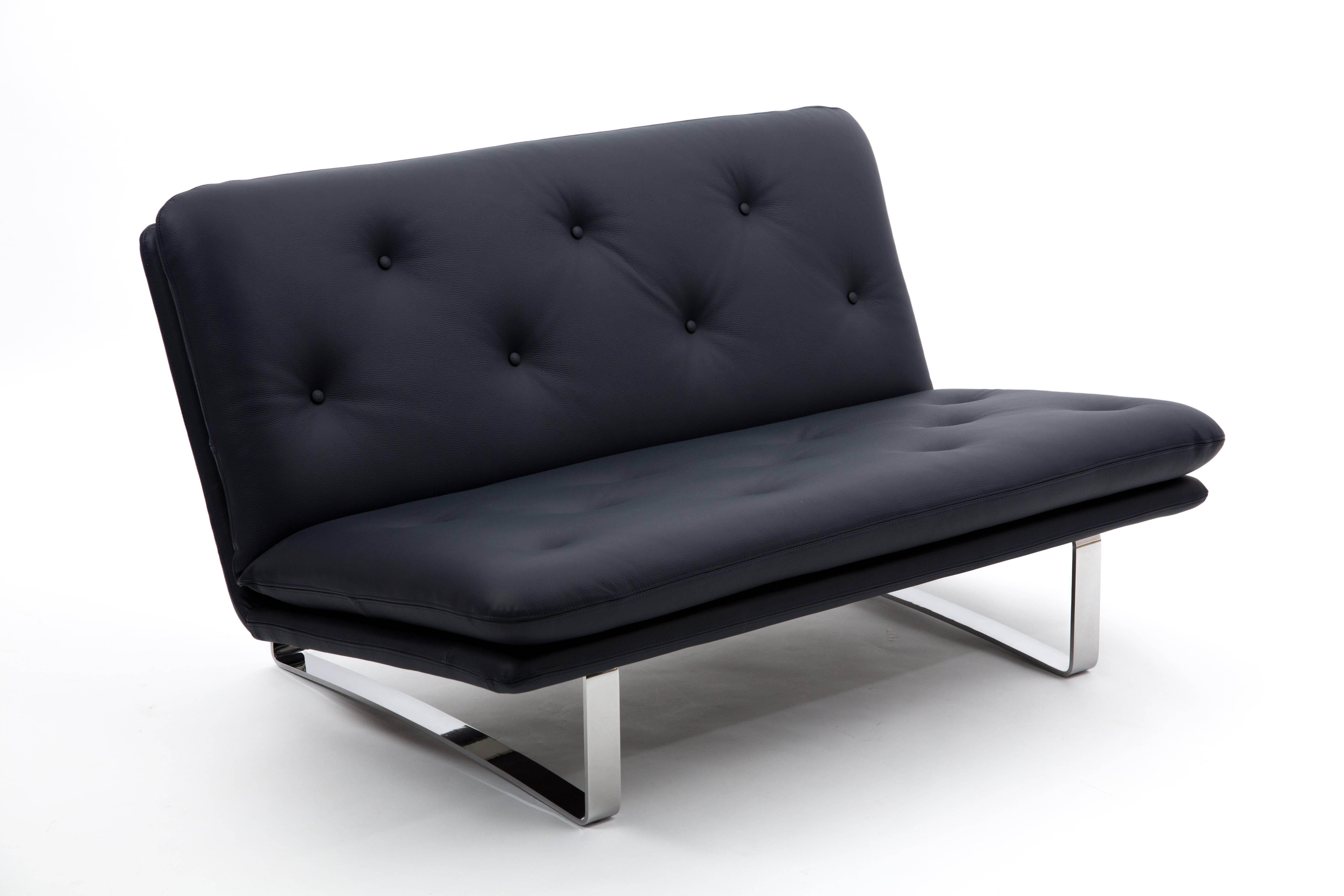 ARTIFORT LEATHER SOFA.  dark blue designed by Kho Liang Ie Chrome-plated frame For Sale 1