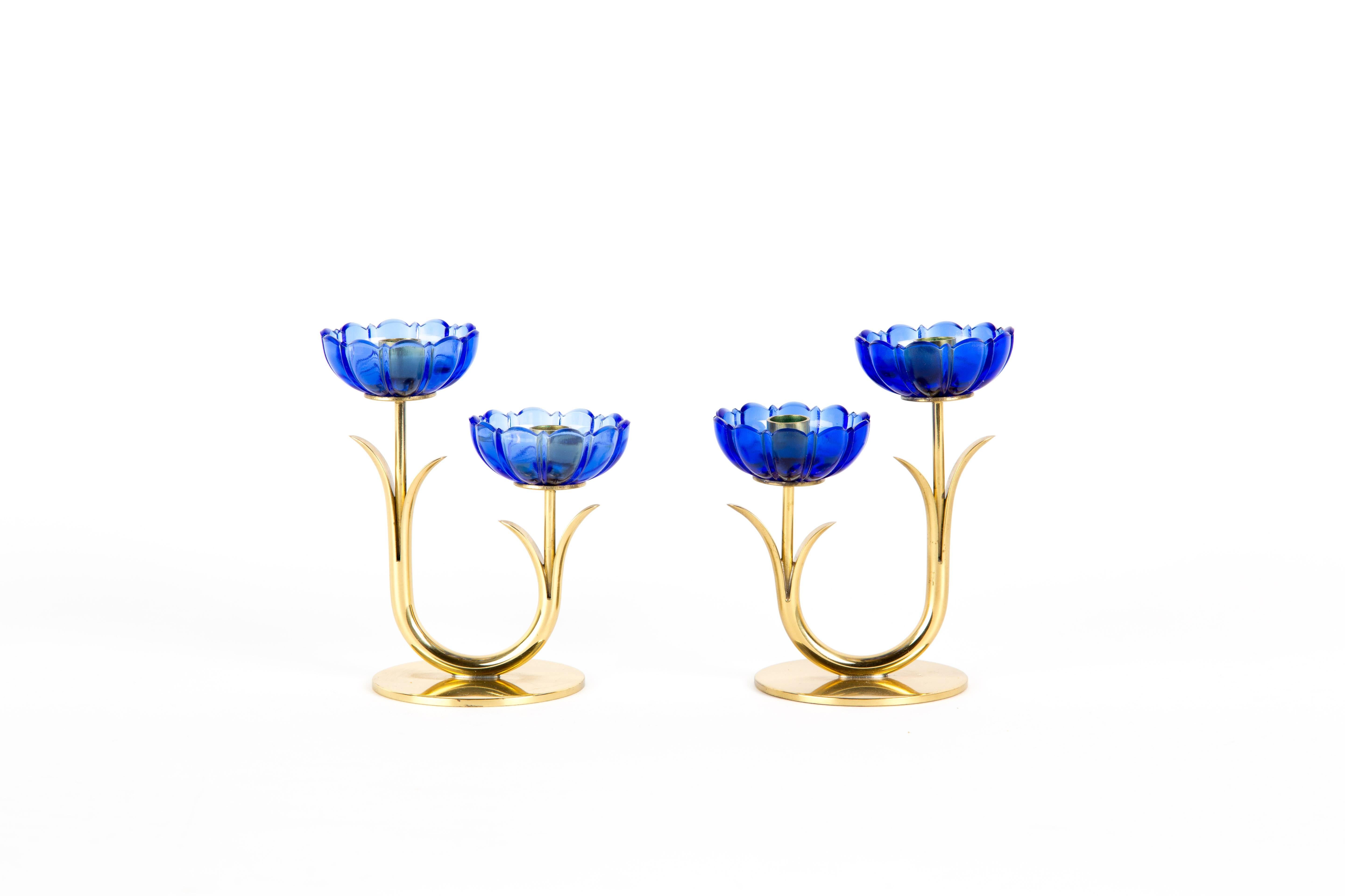 GUNNAR ANDER CANDLE HOLDERS Sweden for Ystad Metall, blue flower  with brass In Good Condition For Sale In LA Arnhem, NL