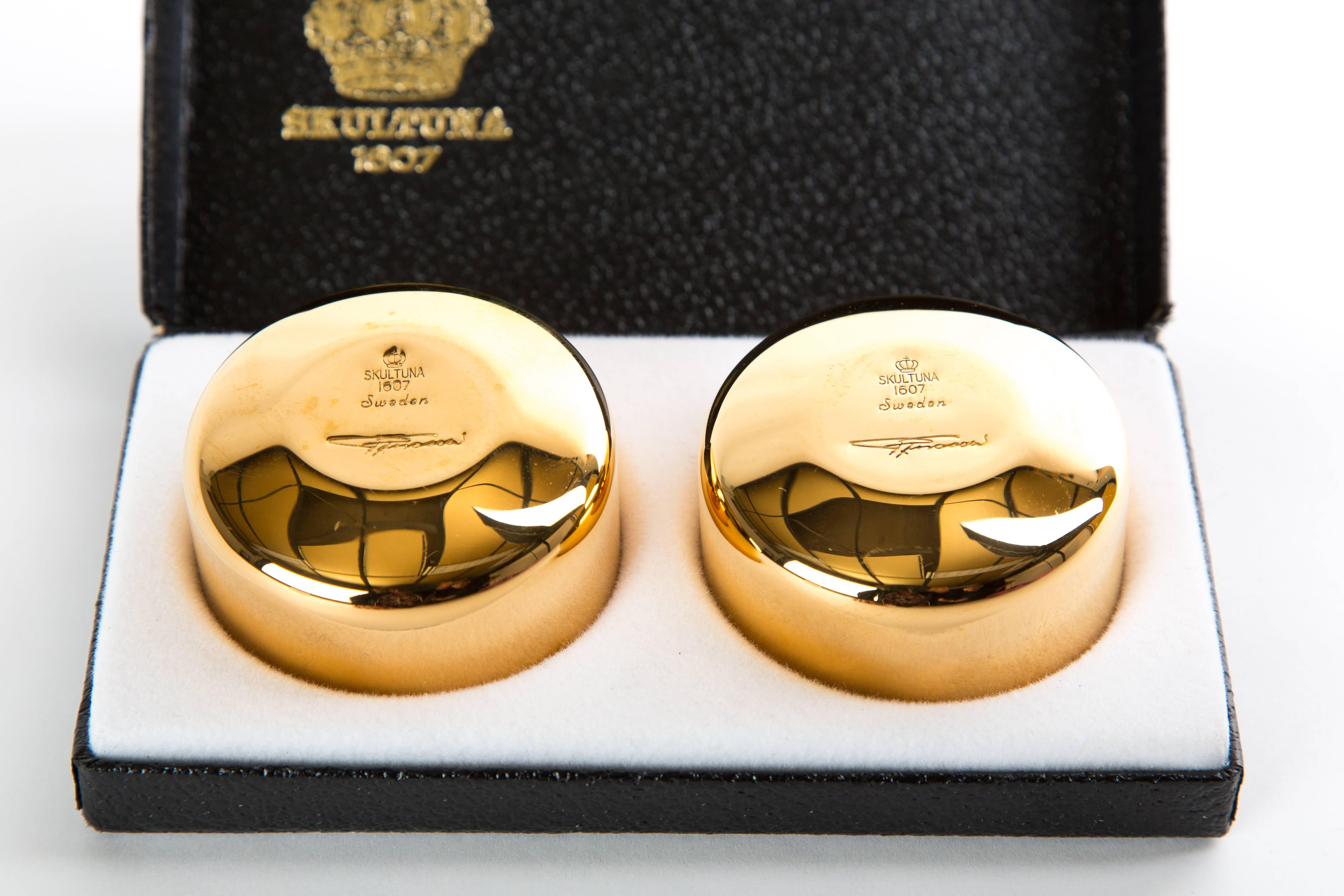 GOLD-PLATED DRINK CUPS. Two gold-plated cups. Designed by Pierre Forssell. In the original box.