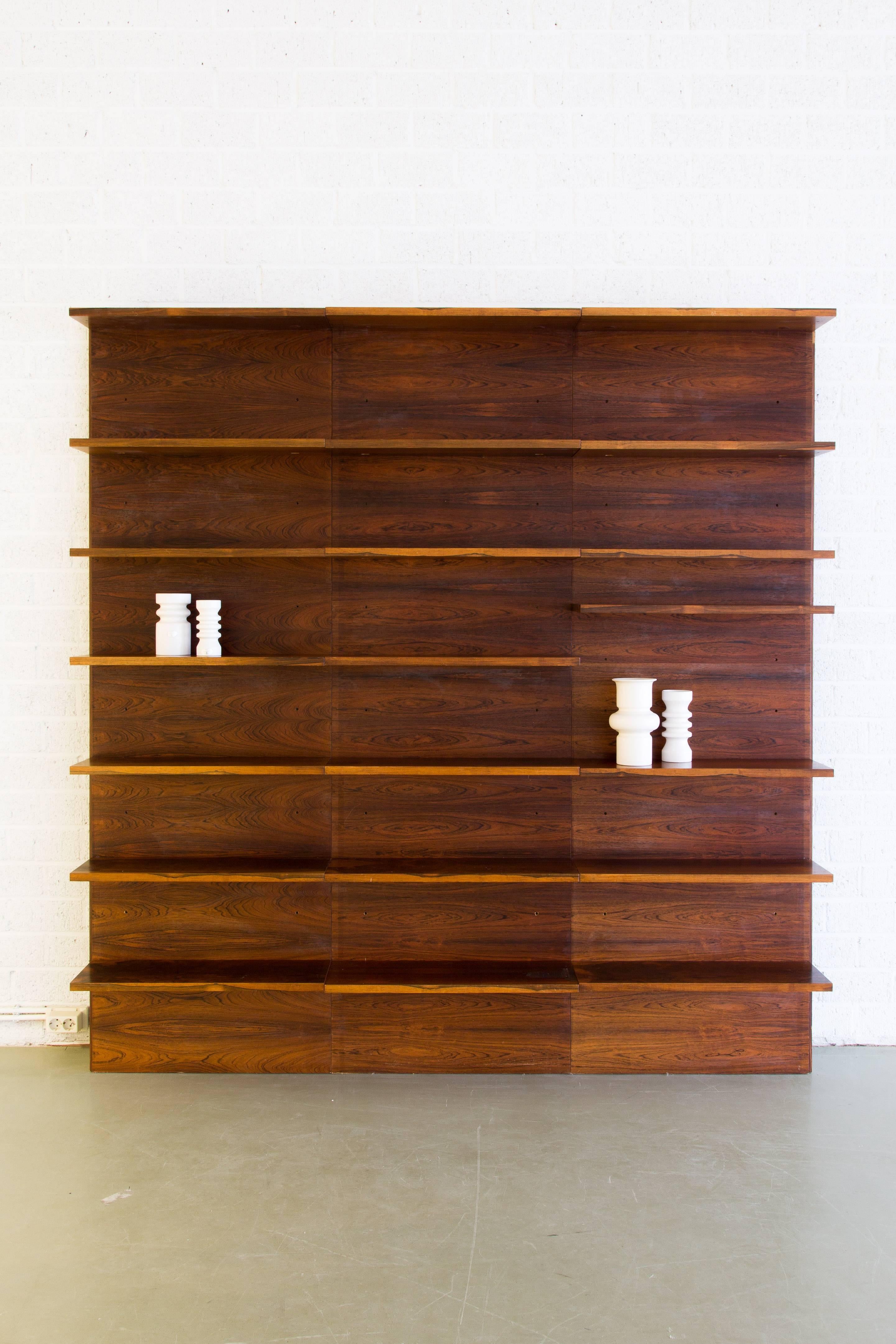 A rosewood bookcase. The shelves can be placed in different ways. The fixingsystem of the shelves is 