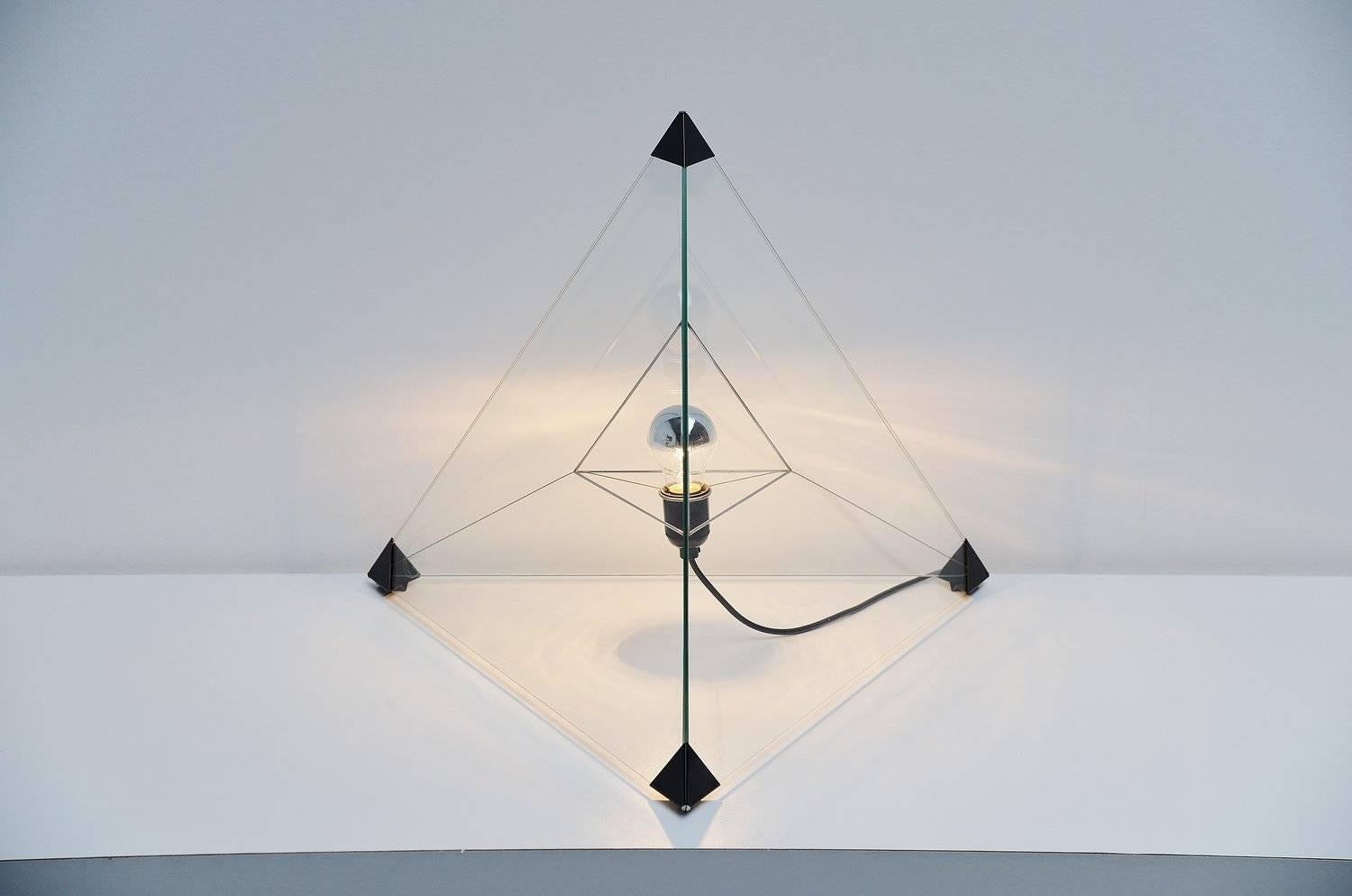 Tetrahedron Table Lamp by Frans van Nieuwenborg Indoor, 1979 In Excellent Condition In Roosendaal, Noord Brabant