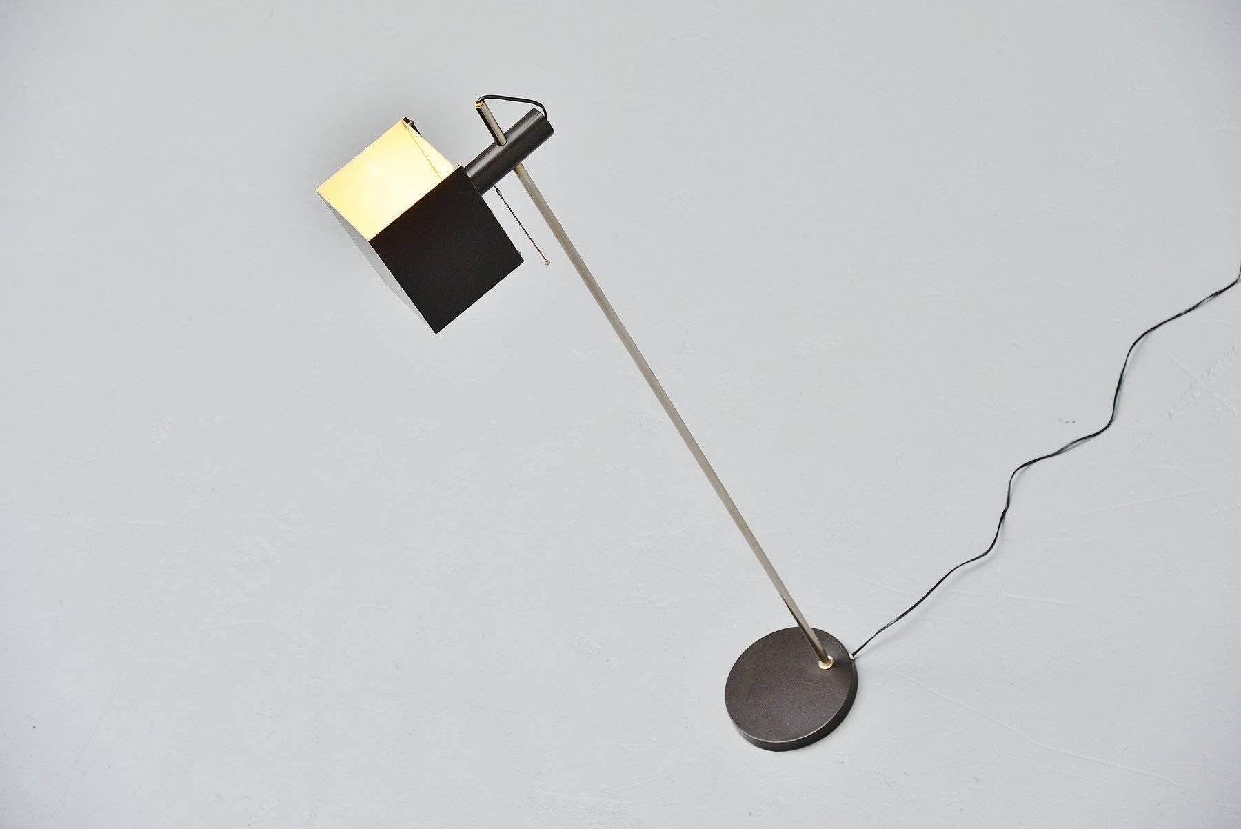 Modernist Floor Lamp with Cubic Rotatable Shade, 1960 In Good Condition In Roosendaal, Noord Brabant