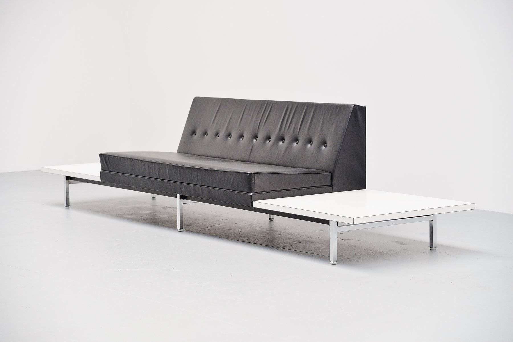 Sehr schönes Ledersofa, entworfen von George Nelson für Herman Miller, Vereinigte Staaten, 1963. Dieses Sofa hat ein Metallgestell mit quadratischen verchromten Beinen, die Sitzfläche ist aus schwarzem Leder und in ausgezeichnetem Originalzustand.