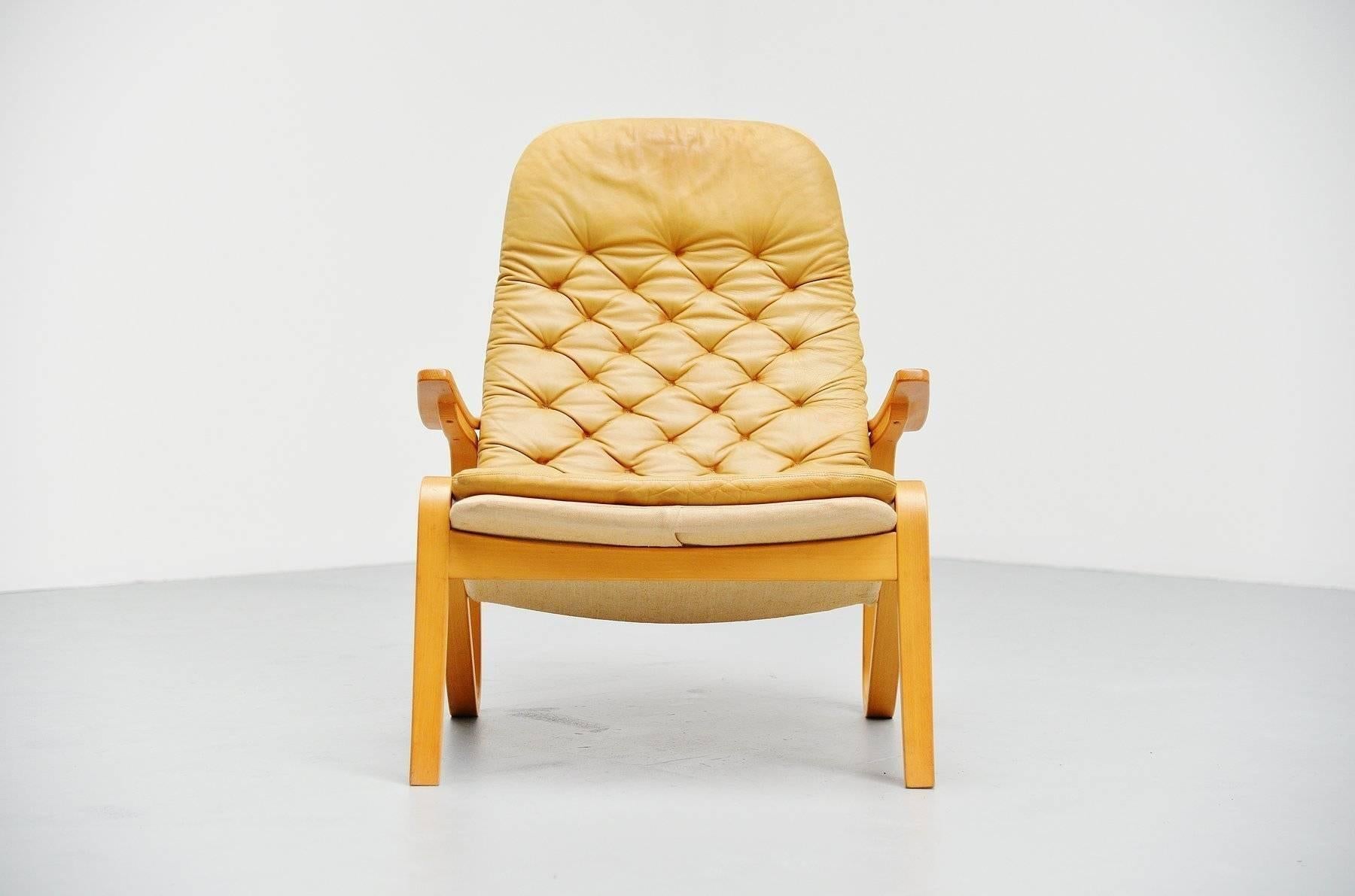 Fantastic shaped lounge chair designed by Bruno Mathsson for Dux, Sweden, 1974. I have never seen this lounge chair before and cannot find it on the internet either. It must be a very rare example. But its very nice shaped, looks like a grasshopper