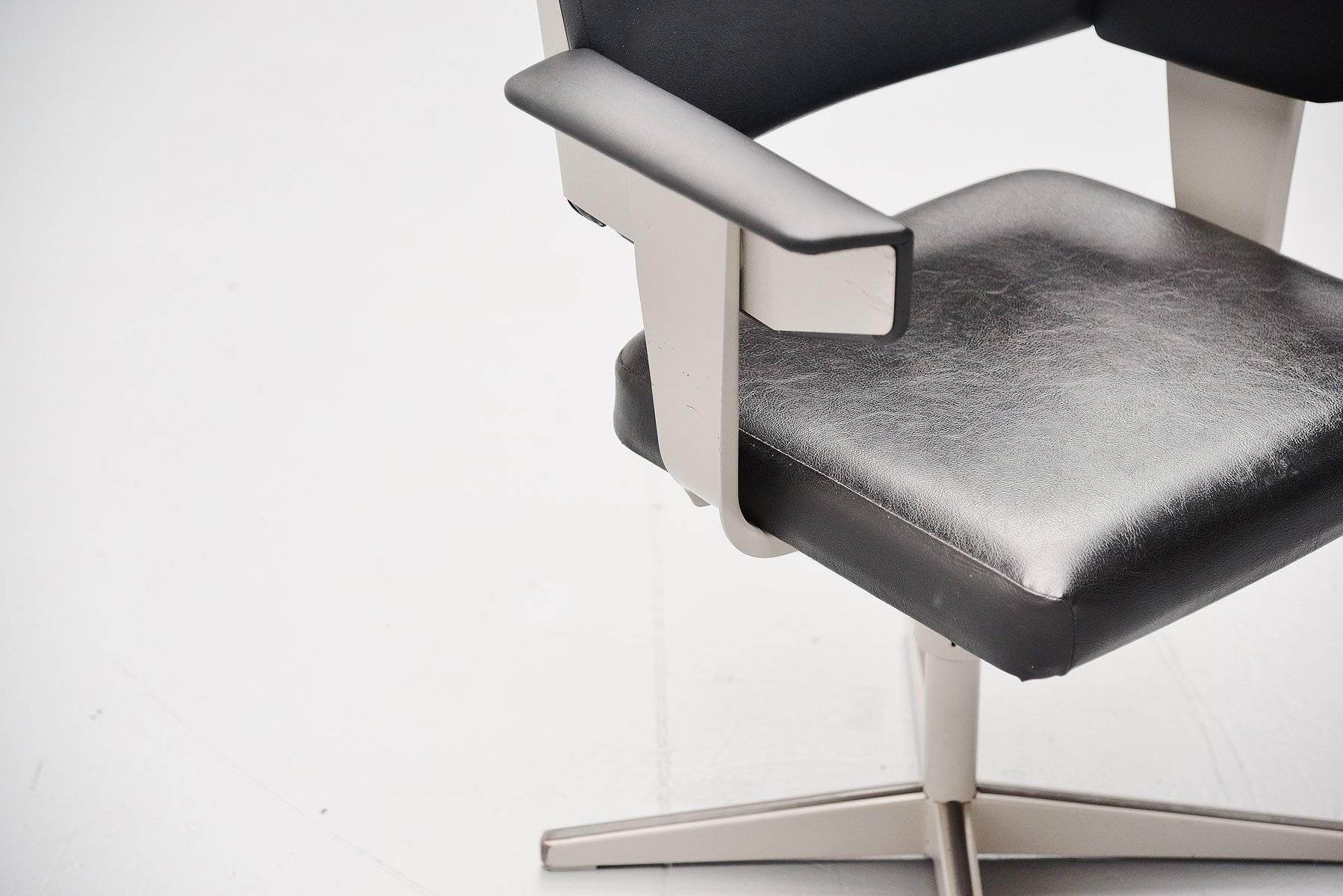 Very nice original grey lacquered desk chair designed by Friso Kramer for Ahrend de Cirkel, Holland, 1960. This chair has a grey lacquered metal frame and original black vinyl upholstery in excellent condition, we redid the arm rests and we renewed