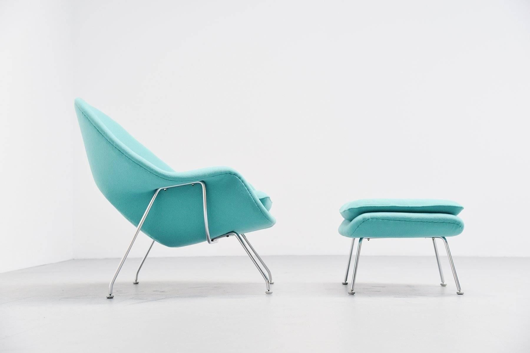 This design Icon, the so called Womb chair, was designed by Eero Saarinen and produced by Knoll International. This womb chair is from the first production in the 1950s and has a brushed tubular steel structure and its newly upholstered with