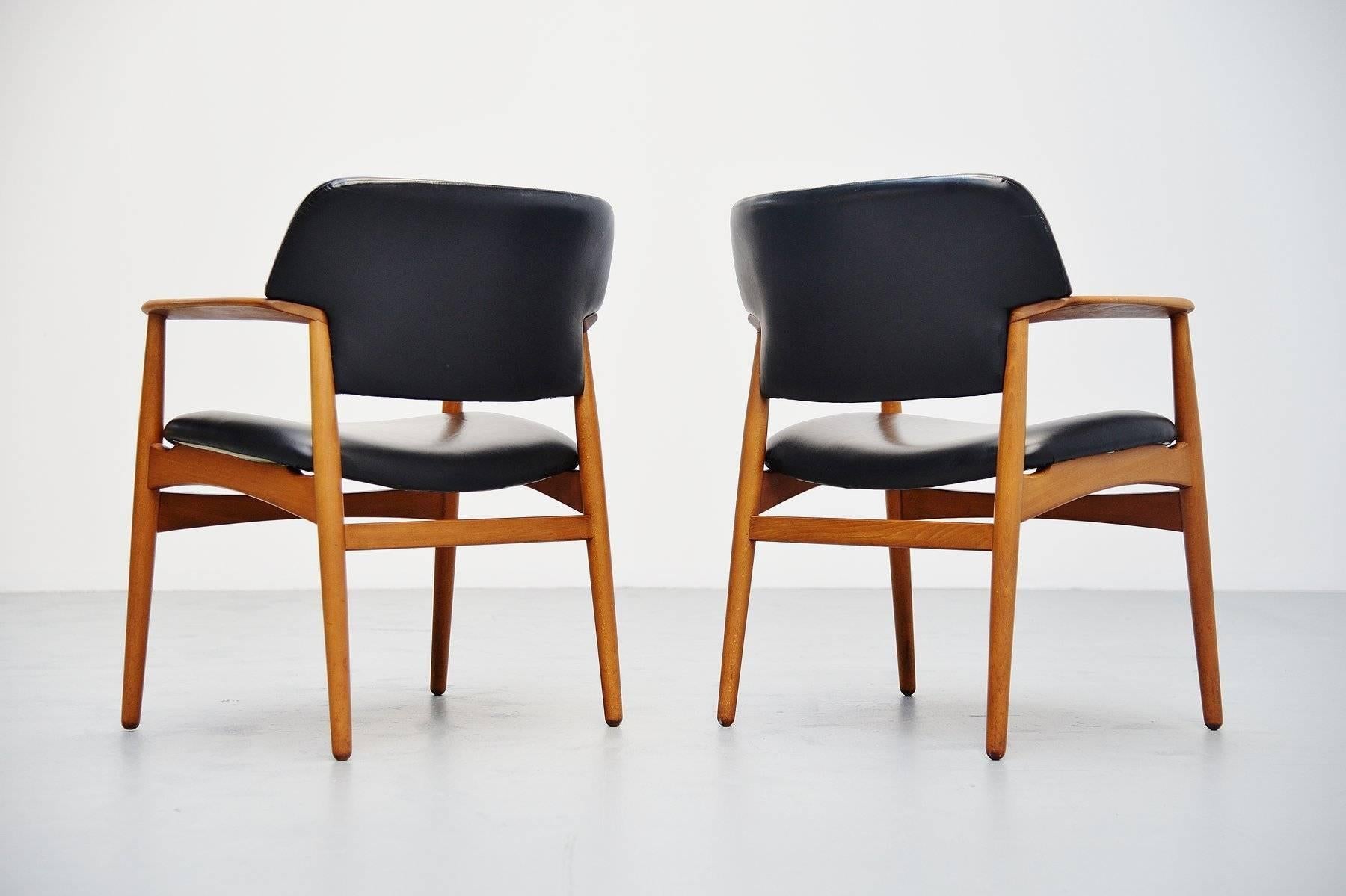 Very nice pair of armchairs model 4205 designed by Ejnar Larsen & Aksel Bender Madsen for Fritz Hansen, Denmark, 1955. These chairs have a solid birch wooden frame and black vinyl upholstery. The chairs are in excellent original condition and are