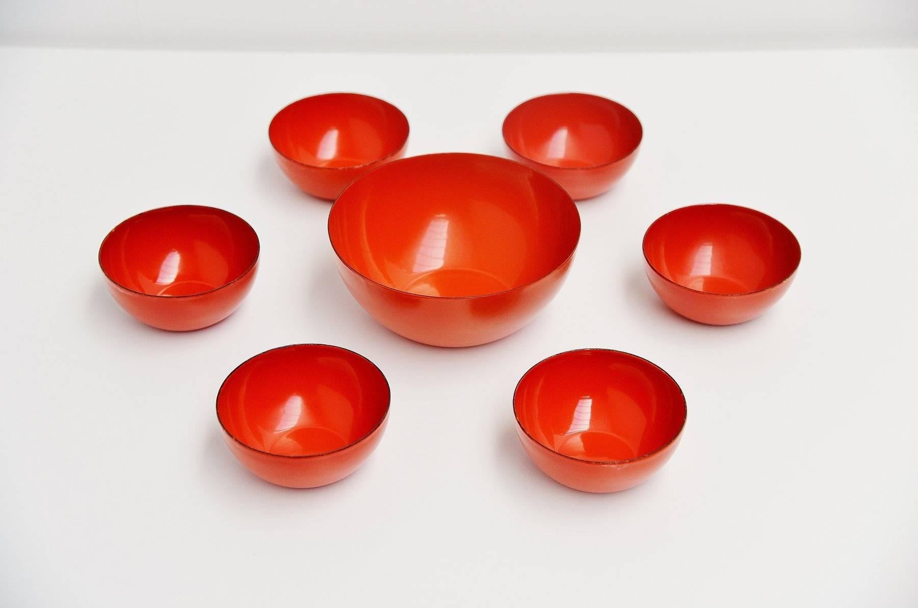 Enameled metal bowls designed by Kaj Franck for Arabia Finel, Finland, 1960. This is for a nice set of seven bowls that could be used as peanut set. One large bowl and six small ones. The bowls are in red enameled steel and the big bowl is signed