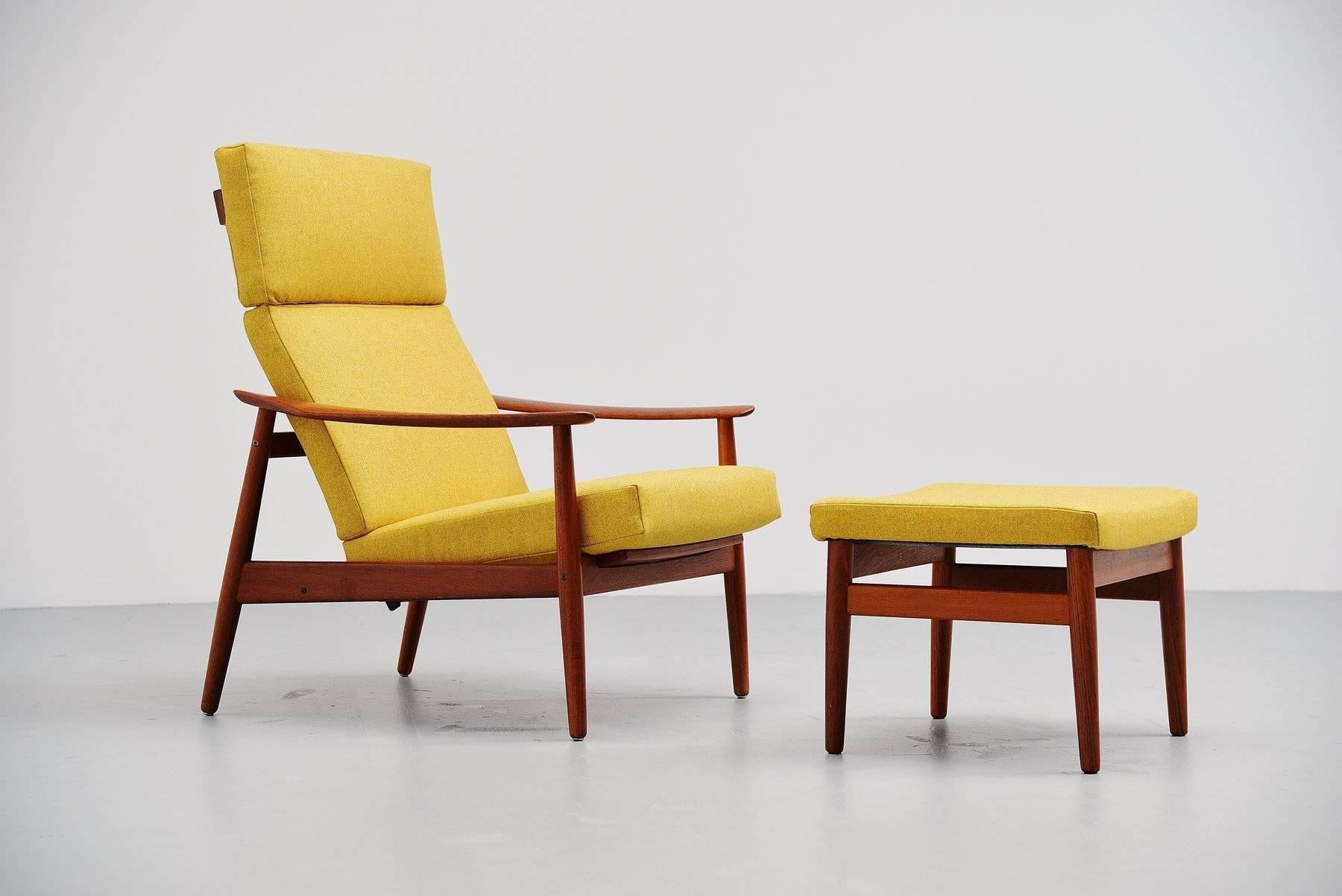 Very nice reclining chair model FD164 designed by Arne Vodder for France & Son, Denmark, 1962. This chair was made in solid teak and we newly upholstered it with a very nice bright yellow upholstery. The cushions were still intact with the spring