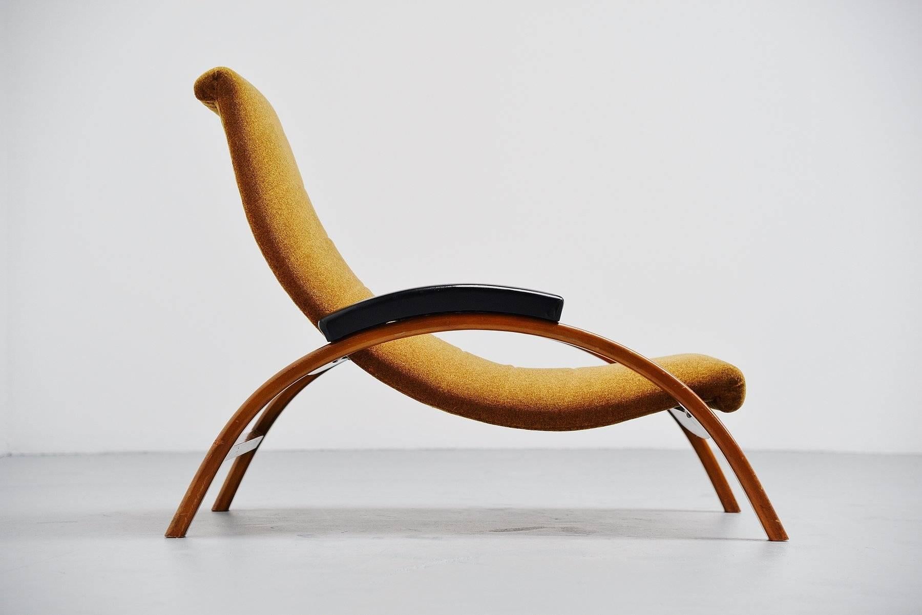 Very nice and unusual shaped adjustable lounge chair made in Italy 1950. This chair has a bentwood walnut frame and black vinyl armrests. The upholstery is still original and has a forest green mohair fabric. This is still in very good and clean