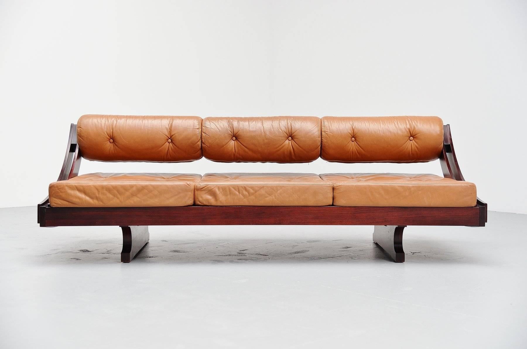 Beautiful lounge sofa/daybed model GS195 designed by Gianni Songia for Sormani, Italy, 1963. This sofa has a sculptural rosewood sliding frame and very nice cognac leather cushions and seating. The sofa is in very good original condition preserving