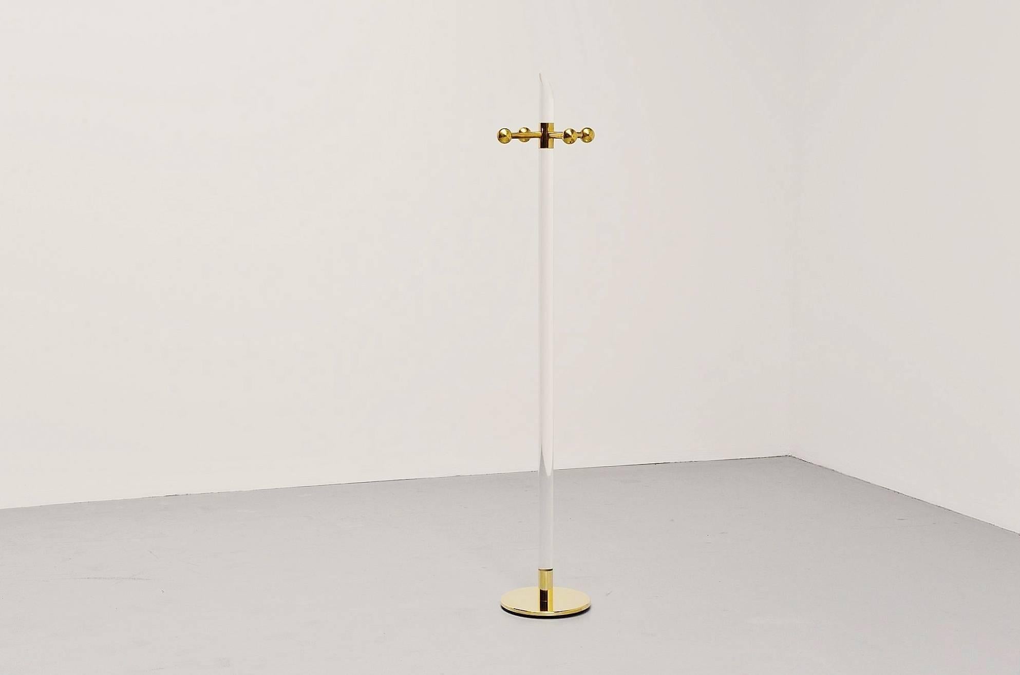 Very nice and decorative coat stand made in Belgium, 1970. This has a weighted base covered with brass, a plexiglass uprests and brass coat hooks. Its in good original condition with some user wear on the brass hooks. In good condition. 

Please