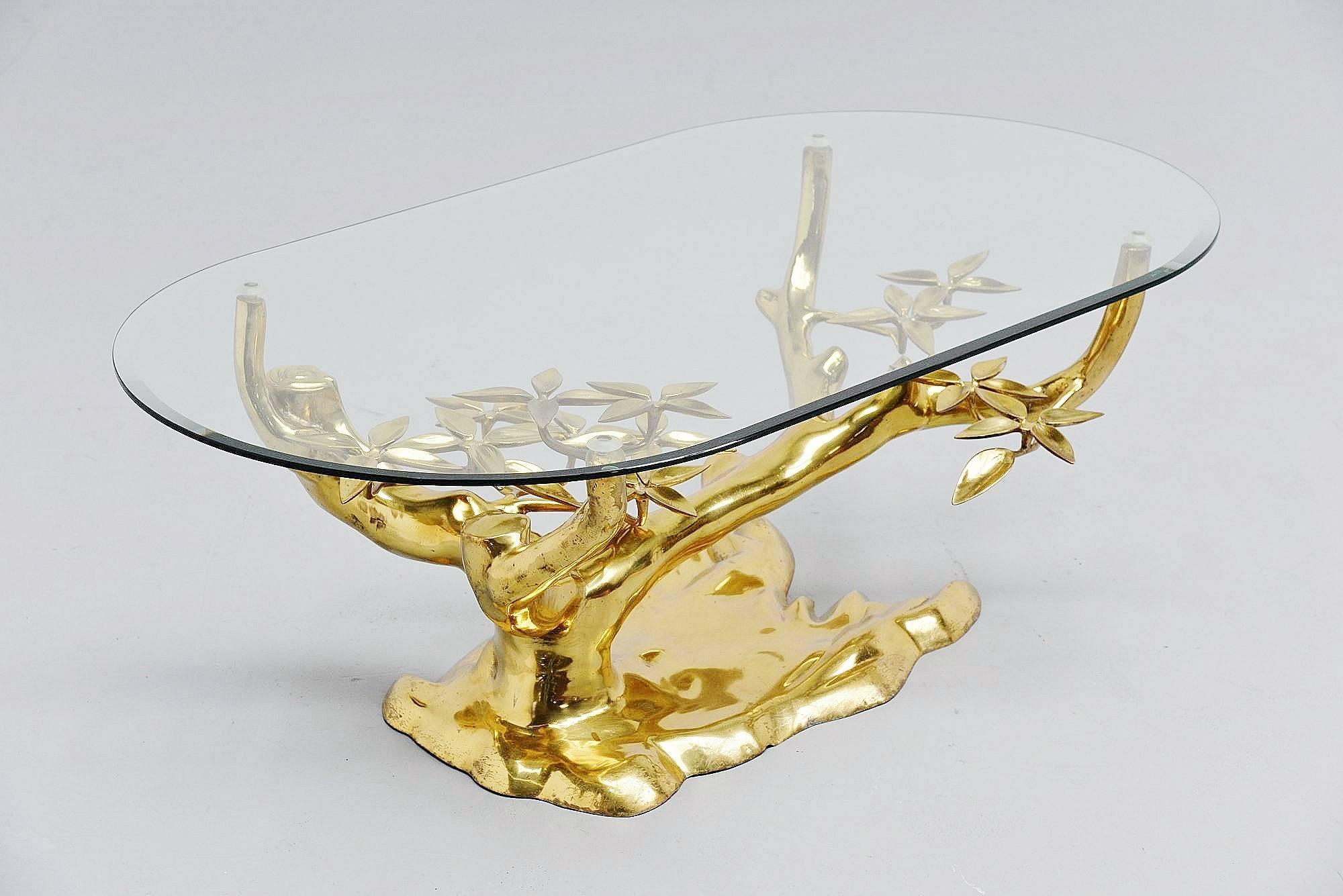 Sculptural coffee table in solid bronze Belgium, 1970. This very nice sculpted bronze coffee table has a (bonsai) tree form and a glass oval top. The base is made of solid bronze and has a transparent lacquer finish to protect the bronzes glaze.