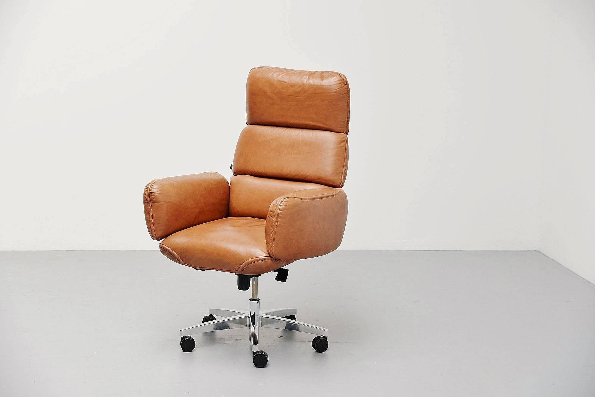 Highly comfortable and adjustable executive desk chair designed by Otto Zapf, manufactured by Knoll International United States, 1975. This chair has a five star base with twin wheels. Its adjustable in height, it tilts and seats highly comfortable.