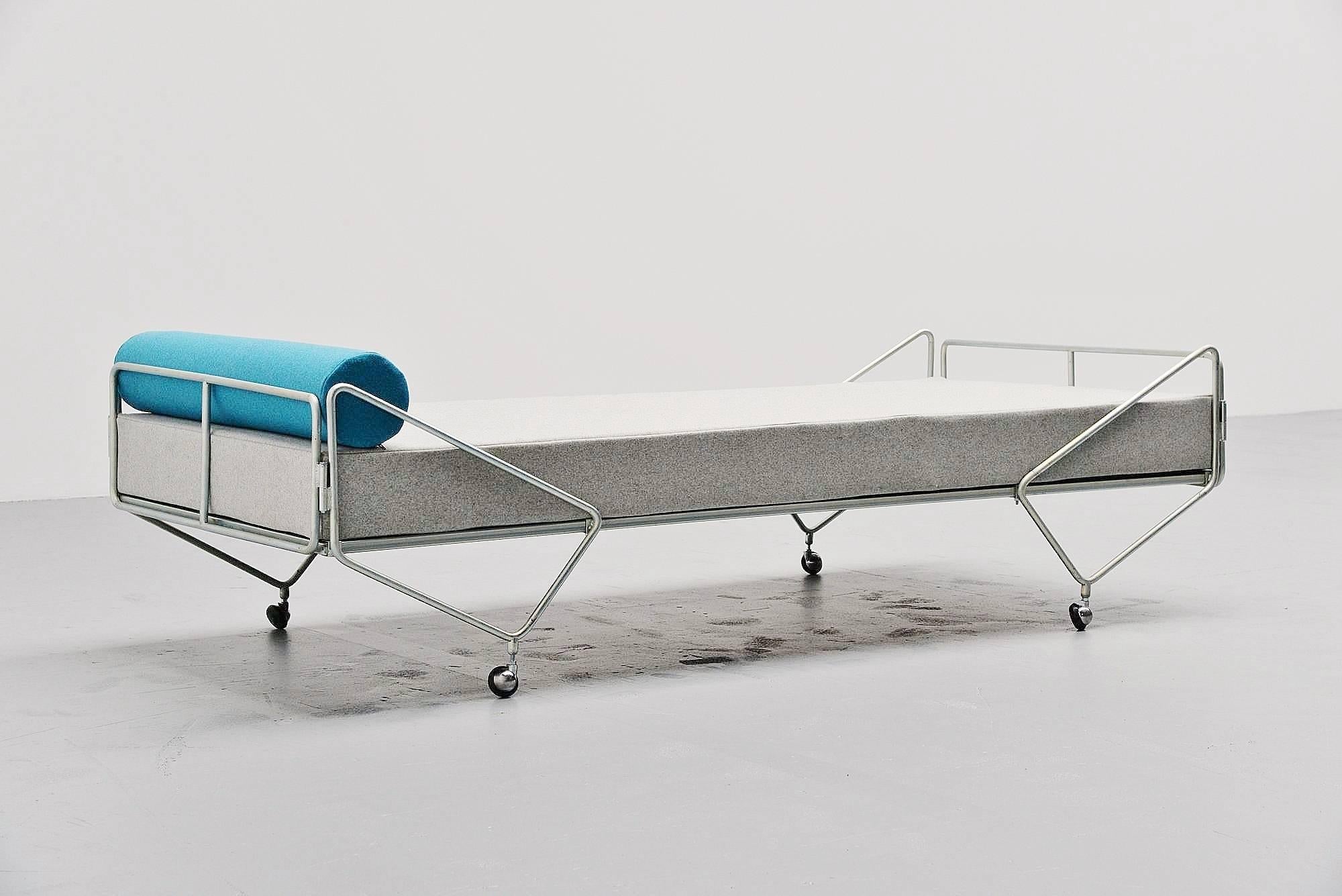 Super rare Apta daybed designed by Gio Ponti and produced by Walter Ponti, Italy, 1970. This bed was purchased directly from the Ponti family cause this bed was never mass produced. Only four examples were made and all stayed in the Ponti family