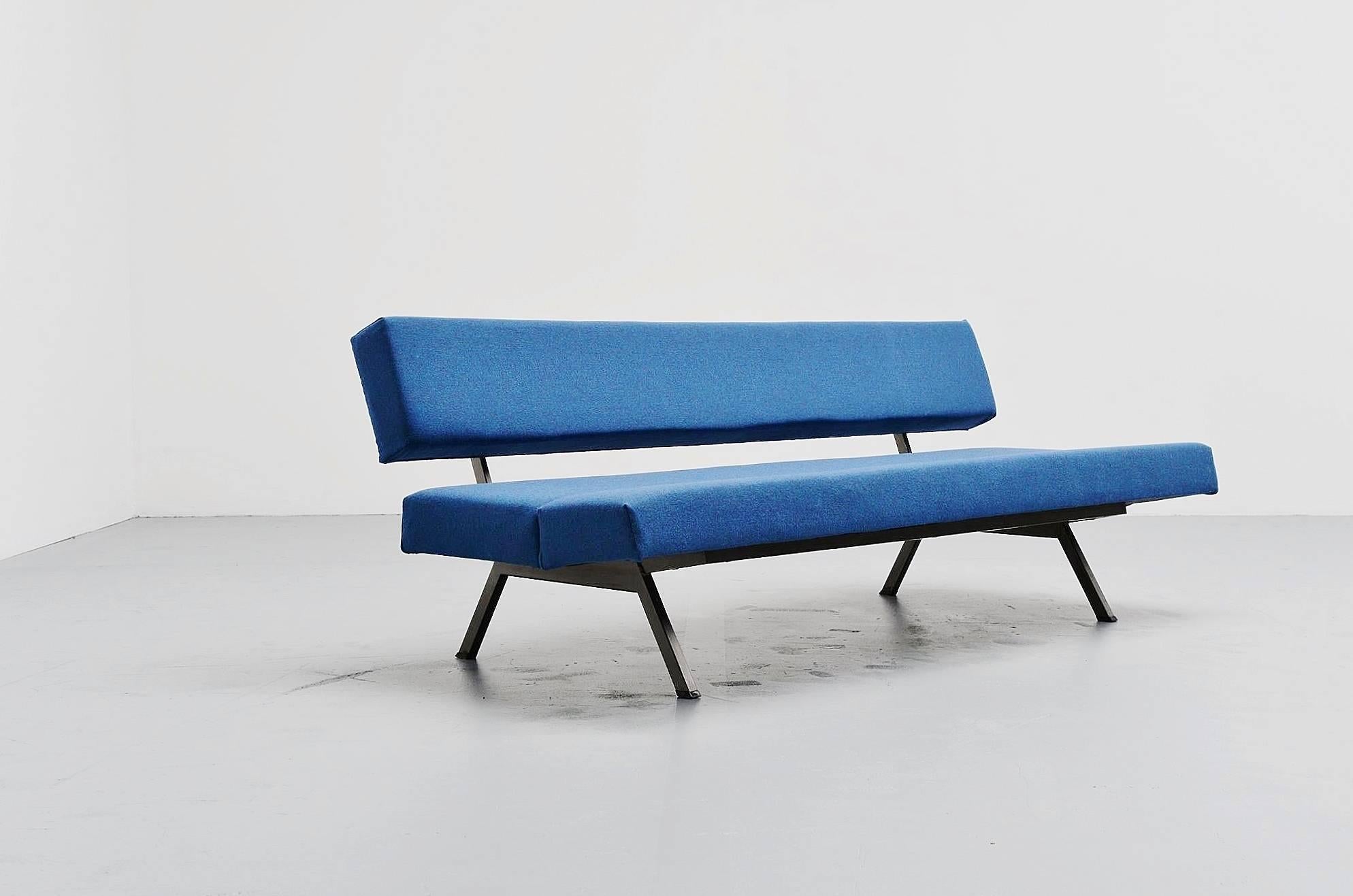 Fantastic shaped and made daybed sofa made by unknown manufacturer in Holland, 1960. This has a metal frame and new blue upholstery by Kvadrat, this is the fabric called Flora-2 786. This fabric is designed by Erik Ole Jorgensen, high quality and