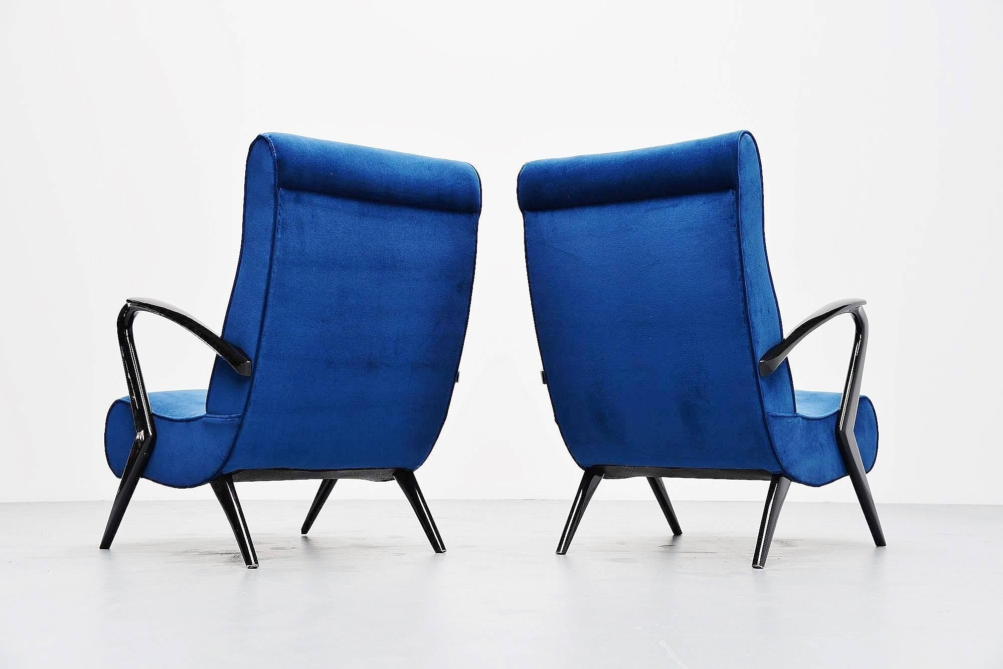Excellent pair of lounge chairs in the manner of Gio Ponti, Italy, 1950. These chairs have high gloss black lacquered feet, newly refinished. And are upholstered in cobalt blue velvet upholstery which is very soft and great in contrast with the
