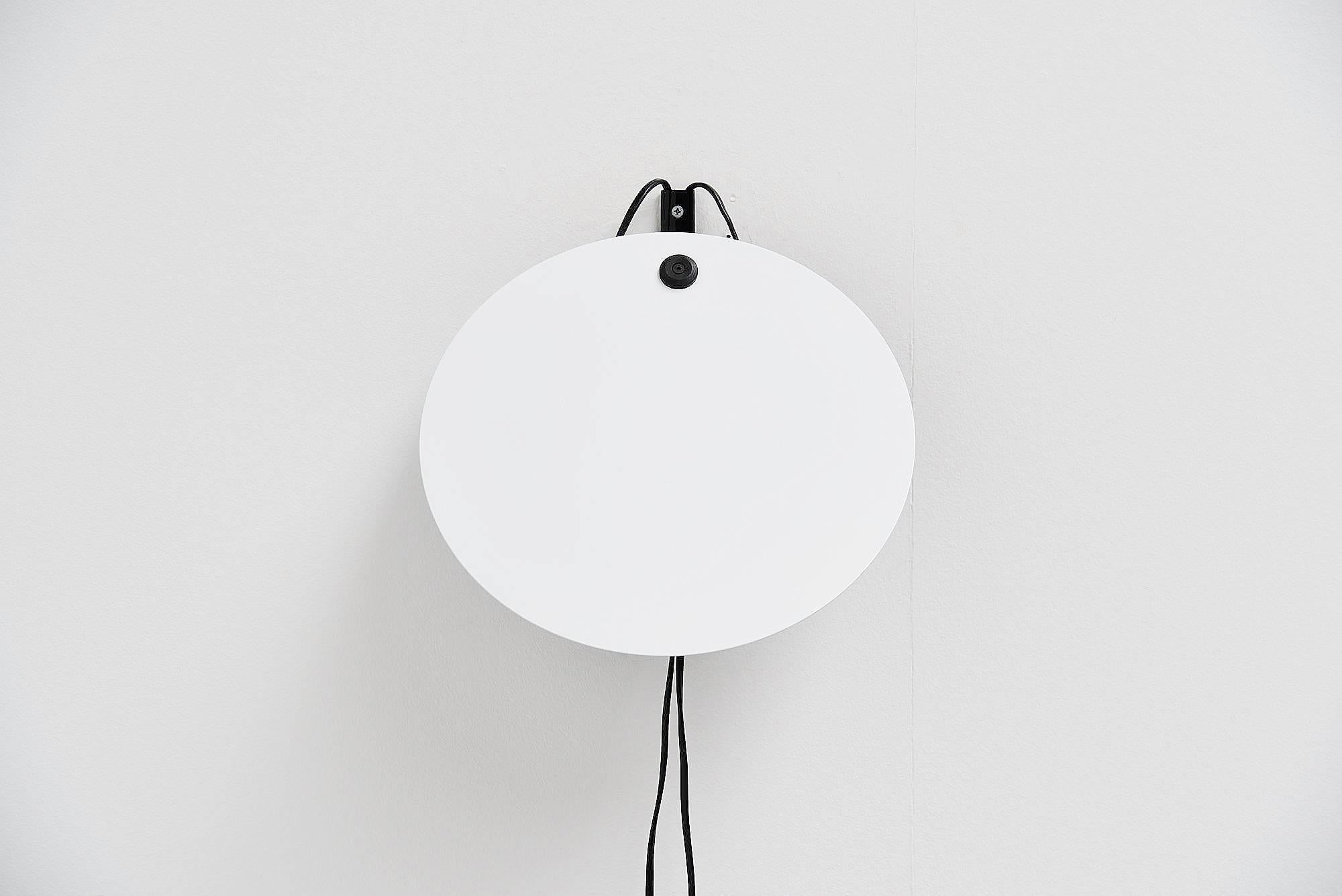 Rare Idomeneo 120 bed reading light designed by Vico Magistretti, manufactured by Oluce Italy 1985. This is a fantastic wall lamp great as a bed reading light because of the two fully adjustable spots. The spots and body are made of black plastic,