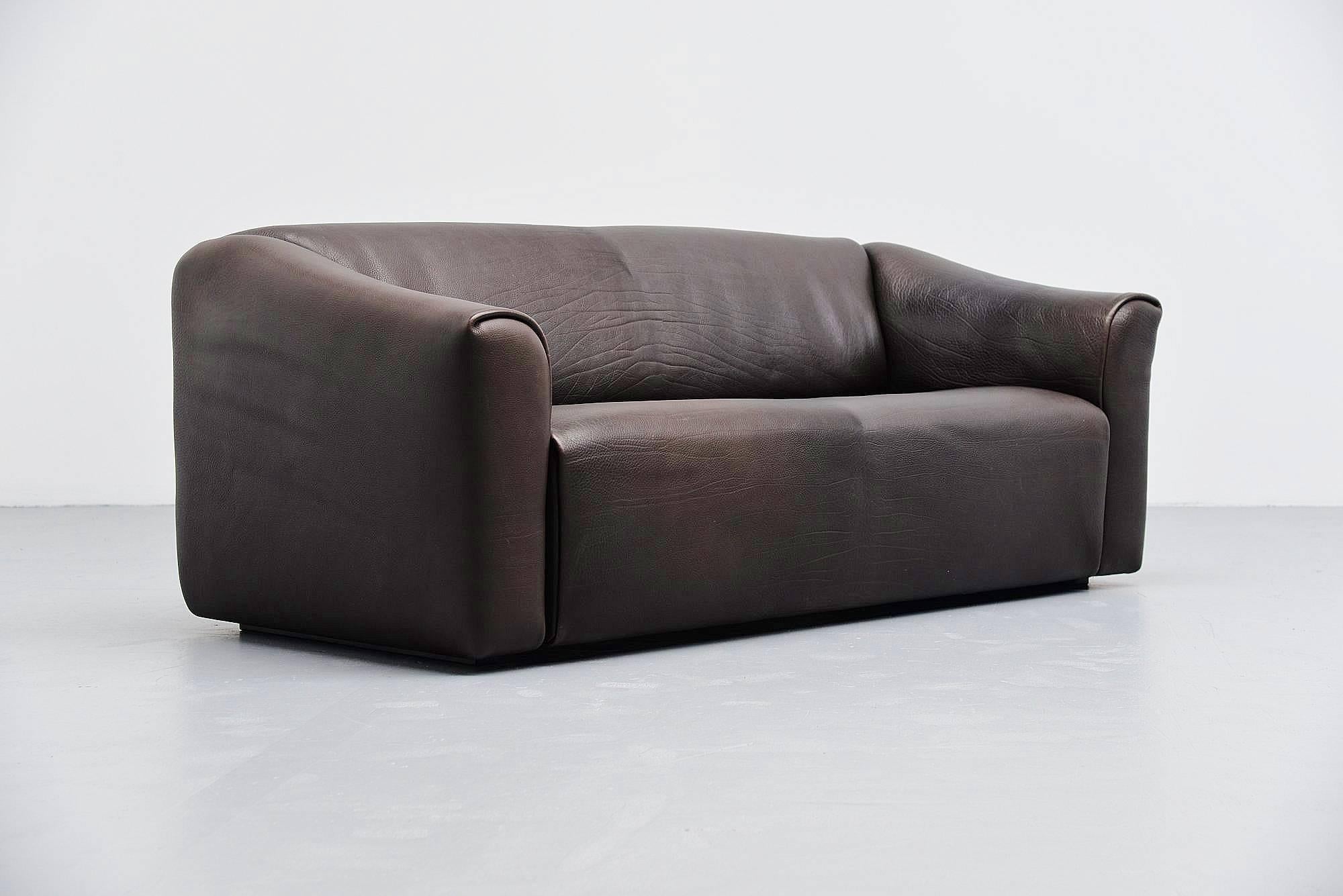 Comfortable and extractable lounge sofa designed and made by De Sede, Switzerland, 1970. This is for model DS47/3. The sofa is made of high quality dark brown buffalo leather. De Sede is known for its supreme quality leather and comfort seating. The
