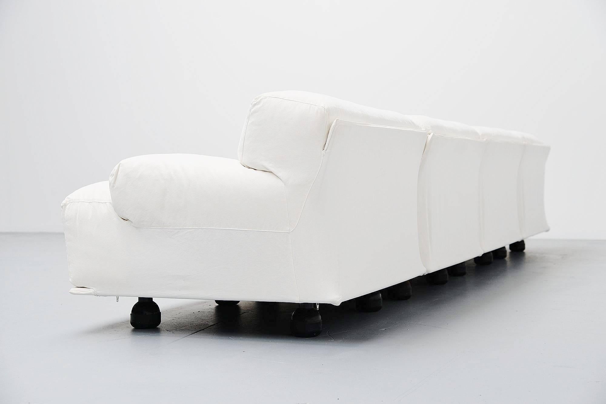 Nice and very comfortable modular 'Fiandra' lounge sofa designed by Vico Magistretti, manufactured by Cassina, Italy, 1975. This sofa has very elegant off-white cotton upholstery and its professionally cleaned so its clean and fresh again. The
