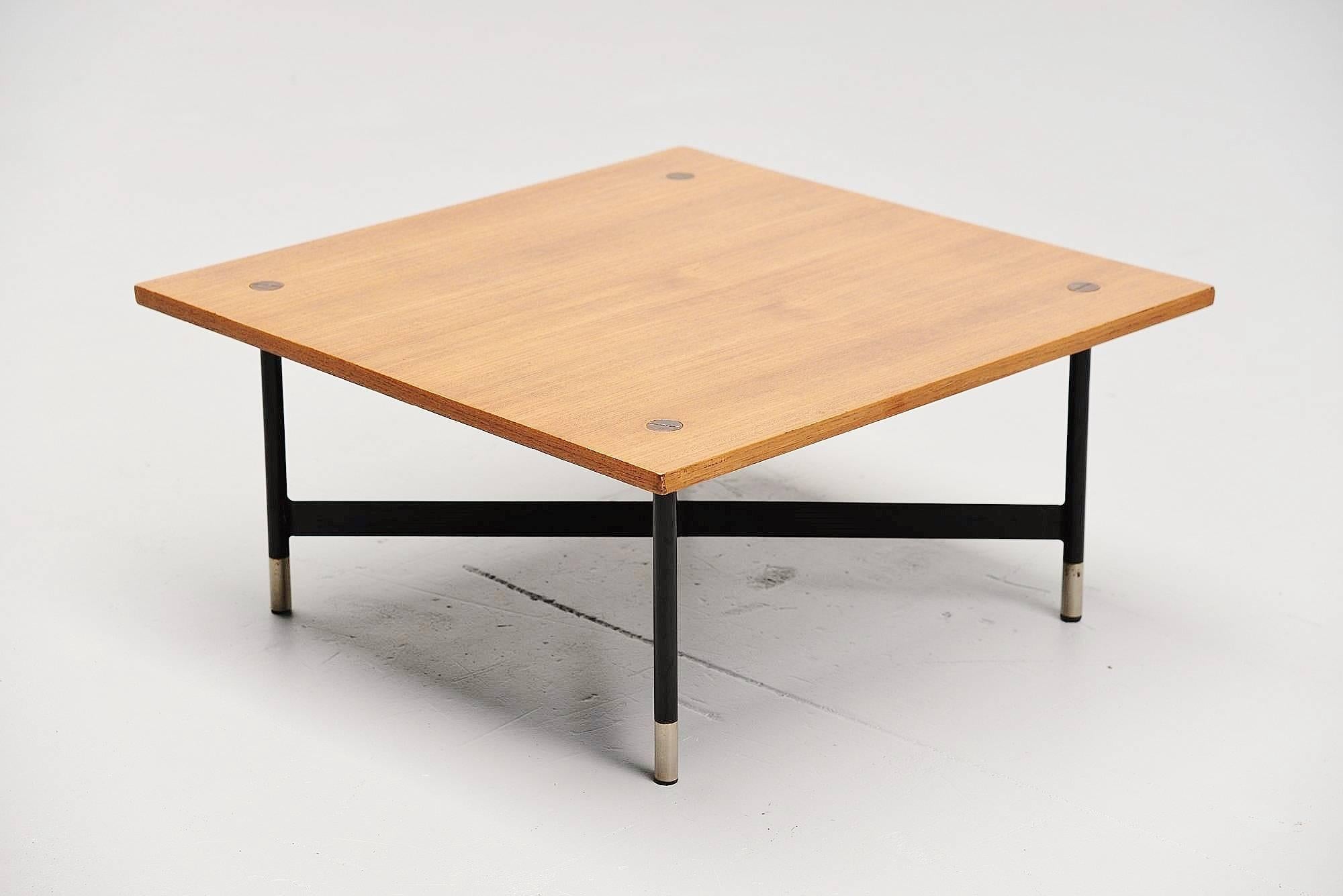 Nice Italian modernist sofa table made and designed by Rossi di Albizzate, Italy, 1950. A very important, Italian sofa table by Rossi di Albizzate, an Italian furniture company in Varese that is making Italian quality furniture for over 80 years
