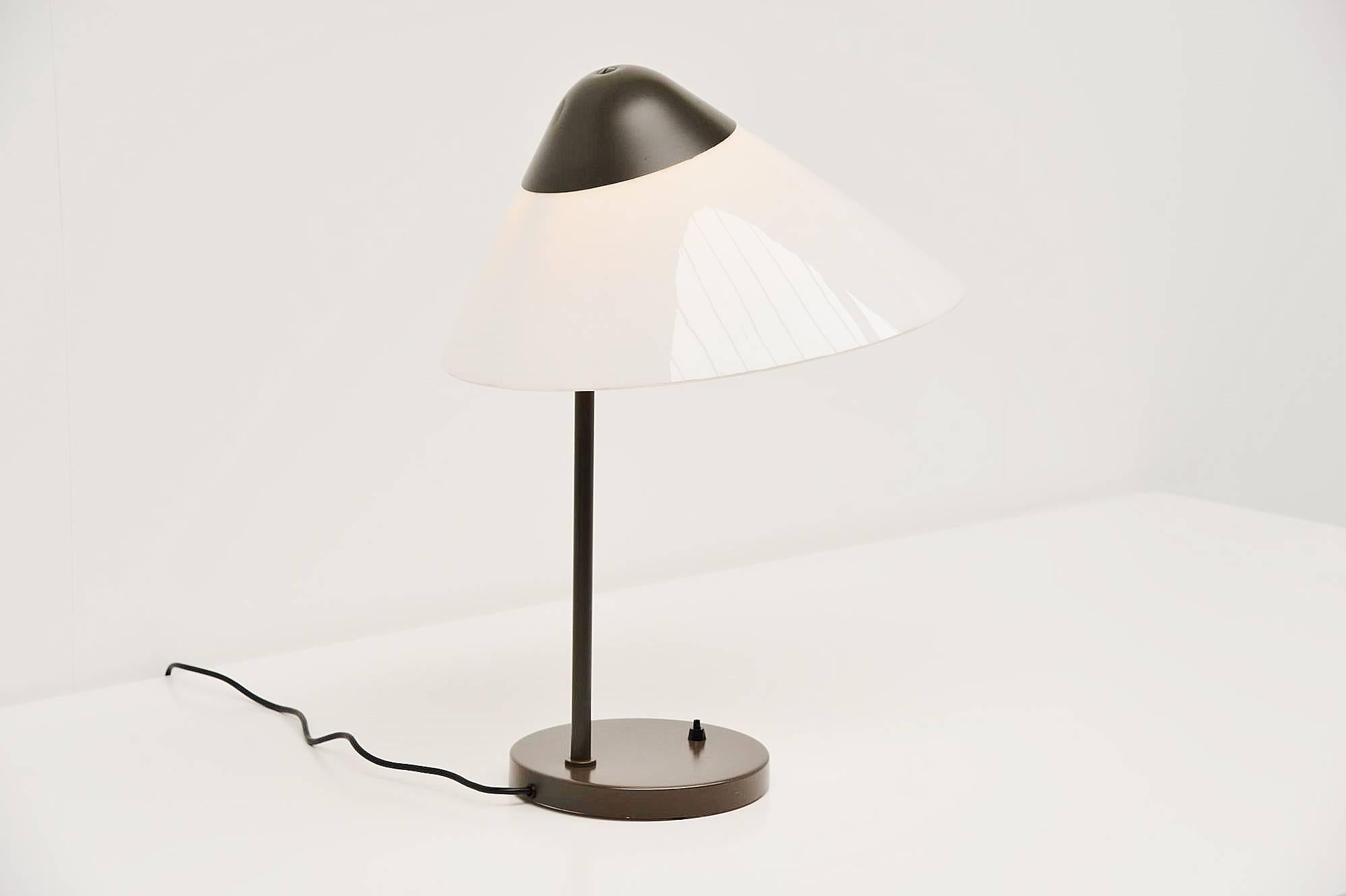 Hans J. Wegner Opala Table Lamp for Louis Poulsen, 1975 In Excellent Condition In Roosendaal, Noord Brabant