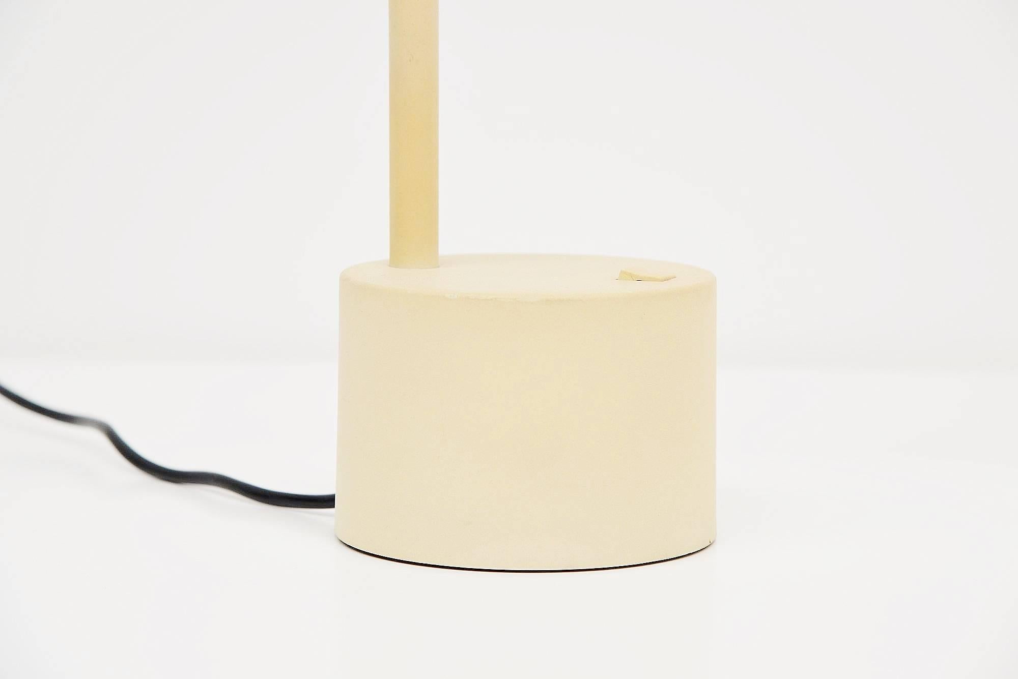Rara lampada da tavolo 'Halo Click 2' disegnata da Ettore Sottsass per Philips, Olanda 1988. Questa rara lampada da tavolo di colore bianco sporco è stata disegnata da Ettore Sottsass per il mercato olandese e quindi è molto difficile da trovare al