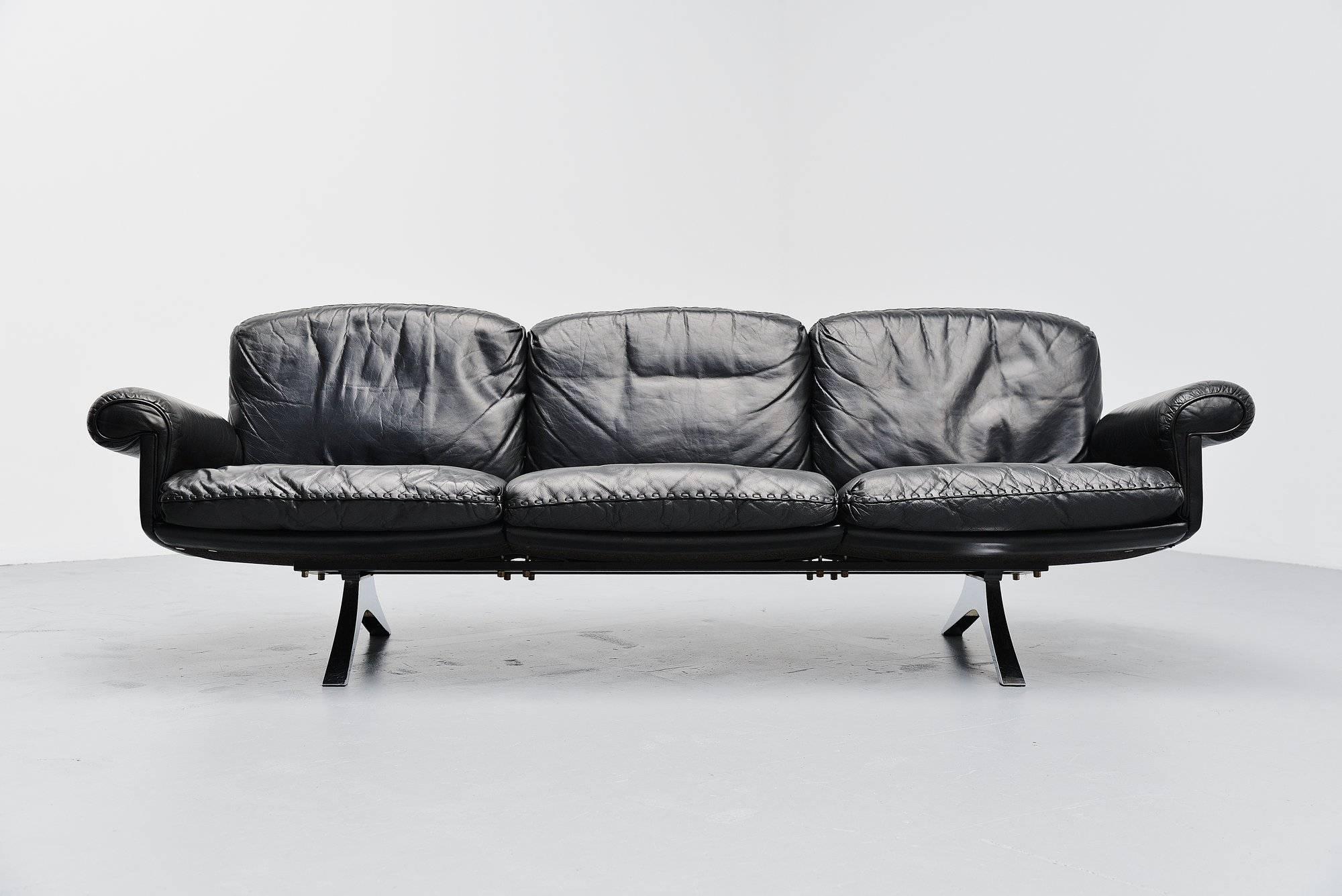 Dynamic lounge sofa designed and manufactured by De Sede, Switzerland 1970. This sofa is model DS31/3 by De Sede and has black leather seat with nicely finished cushions. The legs are made of chrome-plated aluminum. De Sede is know by its quality