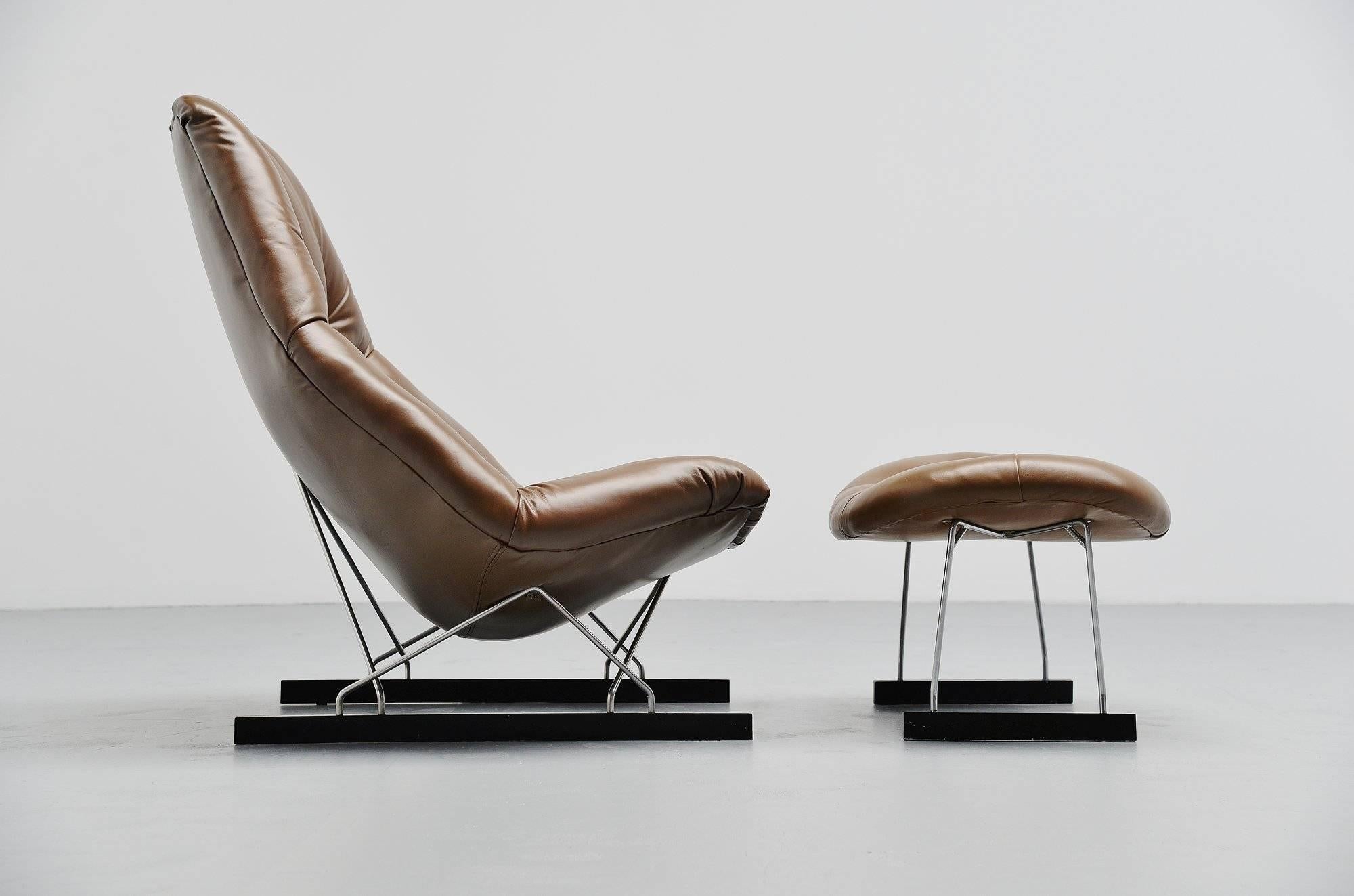 Ultra rare lounge chair designed by Geoffrey D. Harcourt and manufactured by Artifort, Holland, 1966. This chair is only produced for a very short period from 1966-1969 and there were not more than 100 examples produced from this chair, exact number