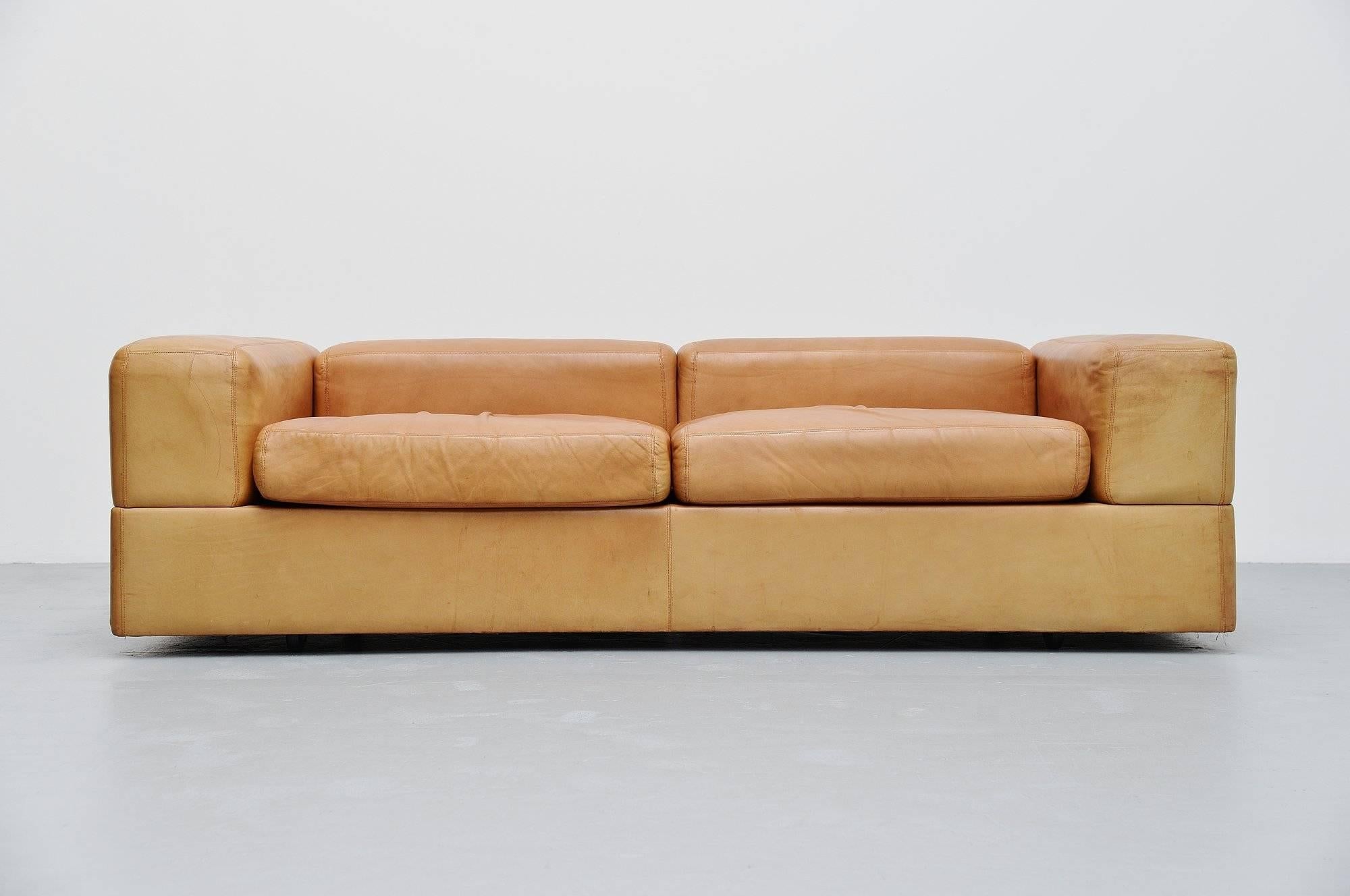 Rare daybed sofa designed by Tito Agnoli and manufactured by Cinova, Italy, 1968. The sofa has a wood structure with metal spring seat. A mattress covered with canvas and the upholstery of the sofa is in natural leather. The sofa has an amazing