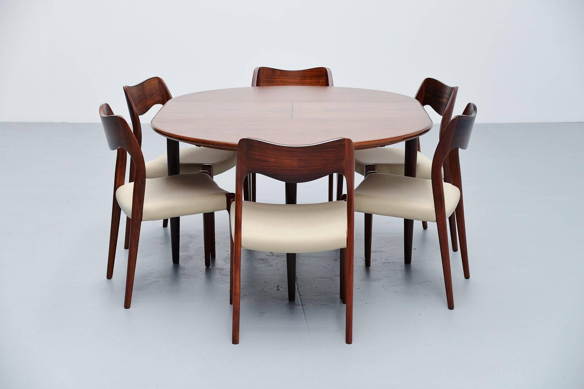 Highly refined extendable dining table designed by Niels Otto Moller, manufactured by J.L. Møller Mobelfabrik, Denmark, 1960. This table is made of high quality rosewood and has a nice warm grain to the wood. The table is 123 cm round but can be