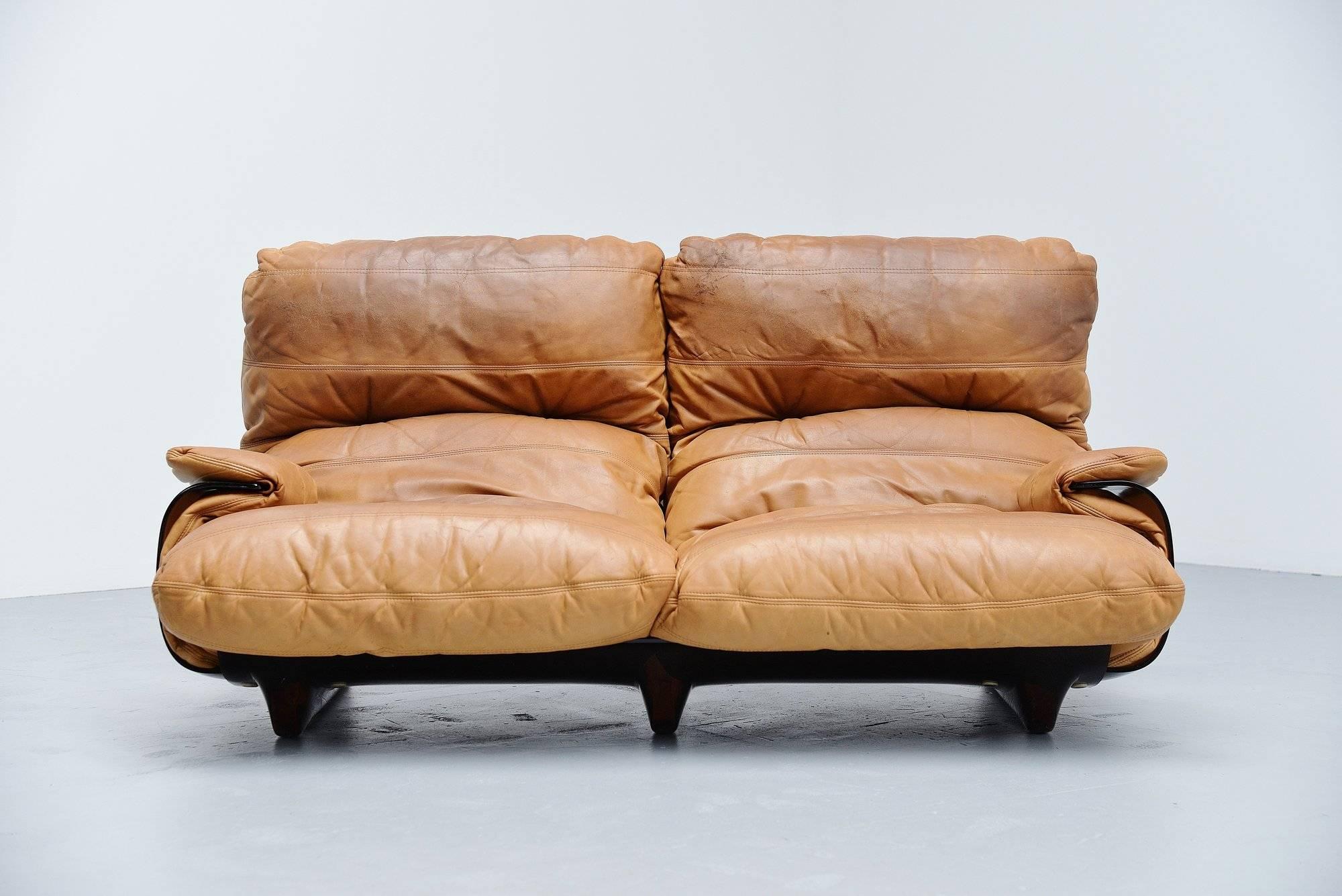 Canapé de salon bas très confortable conçu par Michel Ducaroy et fabriqué par Ligne Roset, France 1970. Ce canapé est issu de la série 'Marsala' et possède un cadre en plexiglas marron avec des coussins confortables en cuir naturel. Les coussins